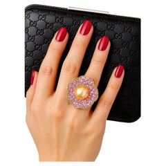 Anello Bochic "Orient" vintage con perle dei mari del sud e zaffiri rosa in oro 18 carati e seta Anello Bochic "Orient" vintage con perle dei mari del sud e zaffiri rosa in oro 18 carati e seta
