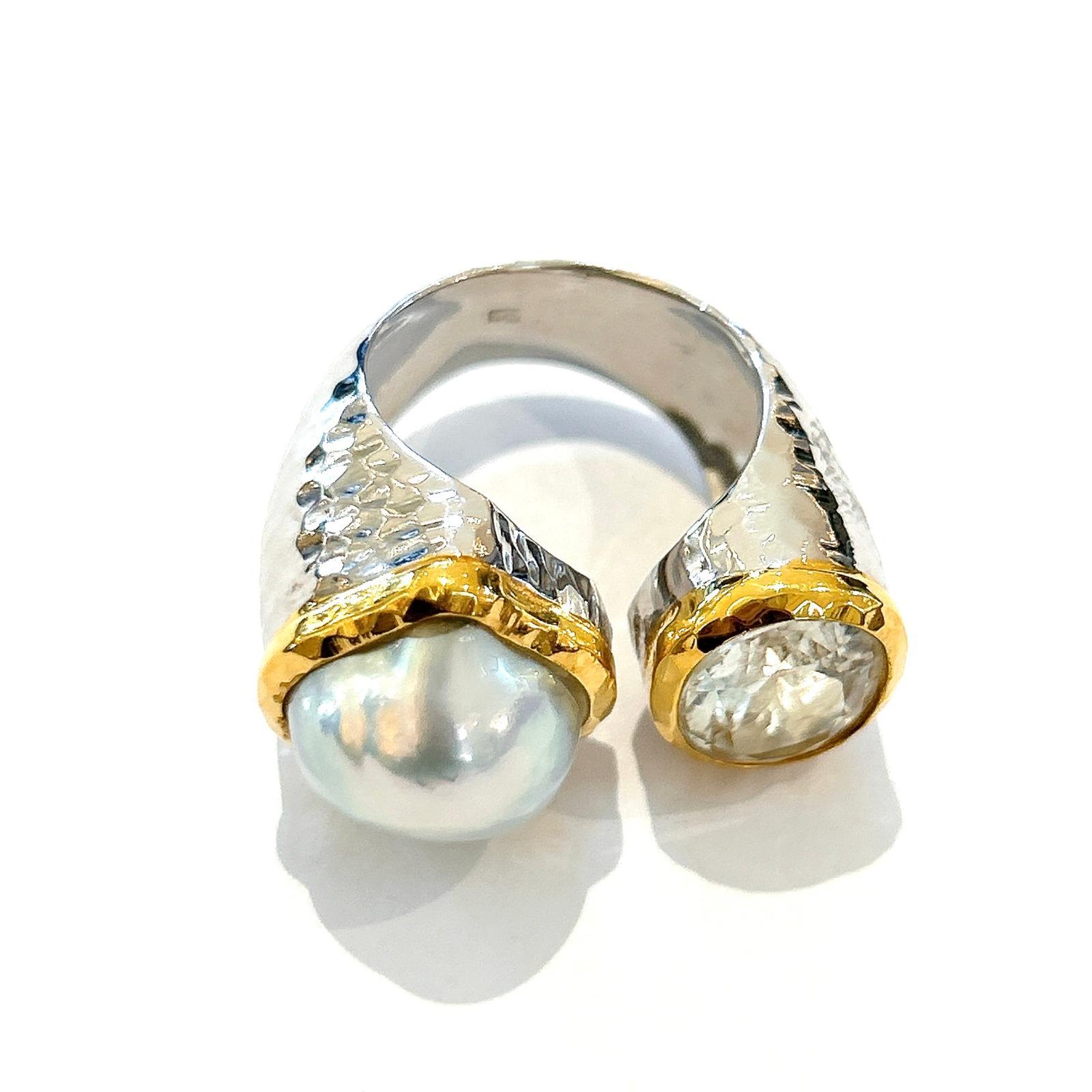 Bochic “Orient” White Topaz & Pearl Ring Set 18K White Gold & Silver 

Natural White Topaz - 1,50  carats 
Pearl

This Ring is from the 