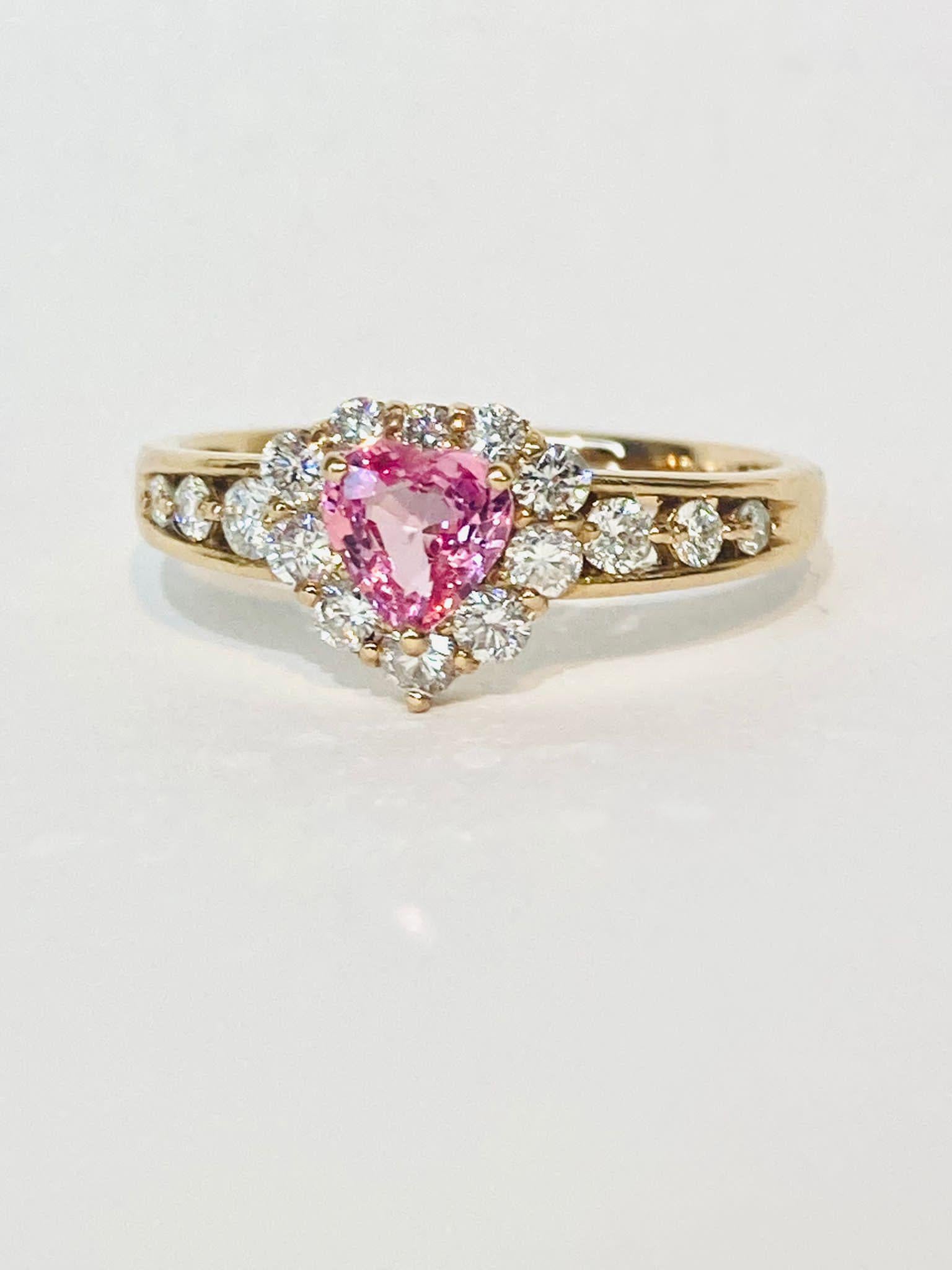 Bochic “Padparadscha” Pink Sapphire & Diamond Cluster 18K Gold Ring 

Natural Pink Padparadscha Sapphire 0.50 Carat 
Diamonds 0.66 Carat 
F color 
VS clarity 
18K Yellow Gold
3 Gram

This Ring is from the 