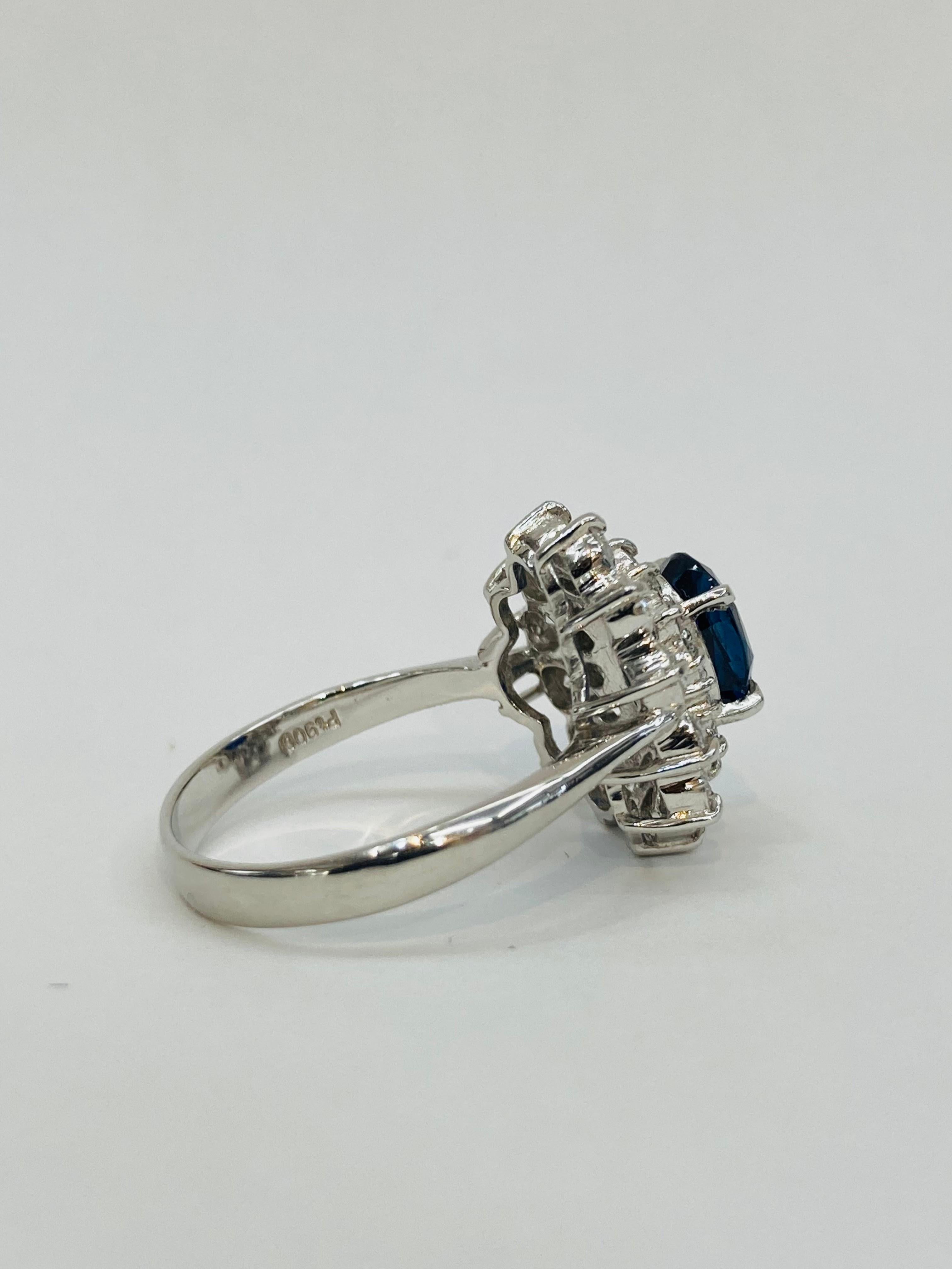 Bochic Retro Vintage Natürlicher blauer Saphir Platin Diamant Cluster-Ring

Natürlicher blauer Saphir 1,60  Karat 
Diamanten 1,01 Karat 
F Farbe 
VS-Klarheit 
Platin 900
6.10 Gramm

Dieser Ring aus der Collection'S 
