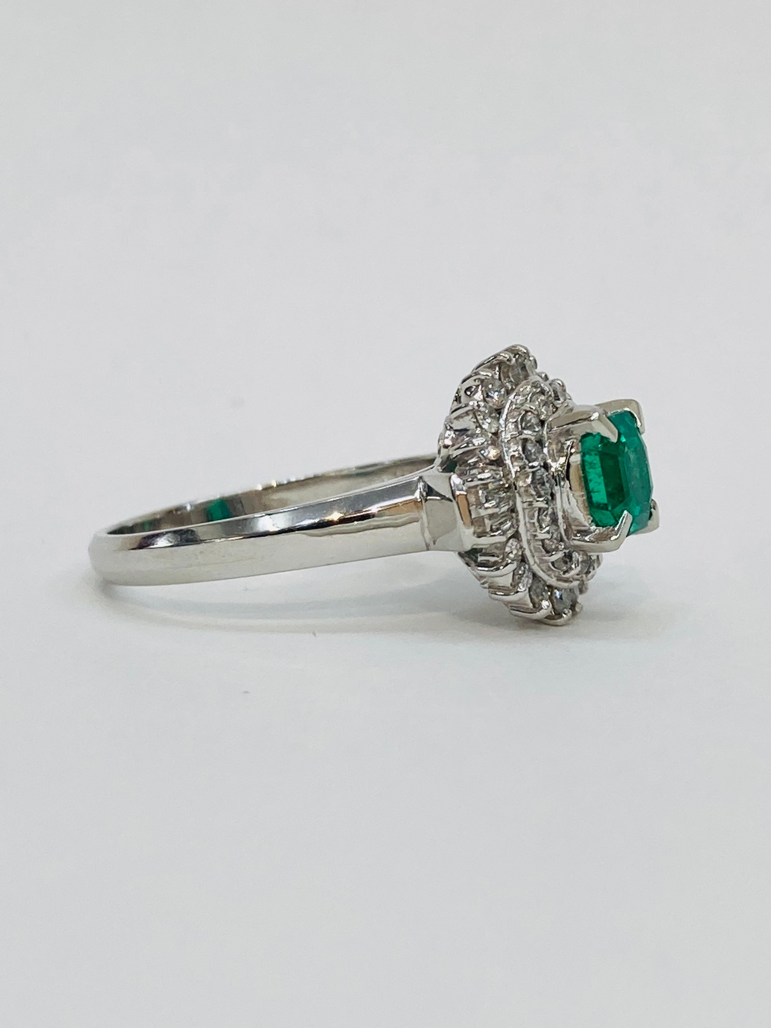 Bochic Retro Vintage Natürlicher Smaragd & Platin Diamant-Cluster-Ring. Damen im Angebot