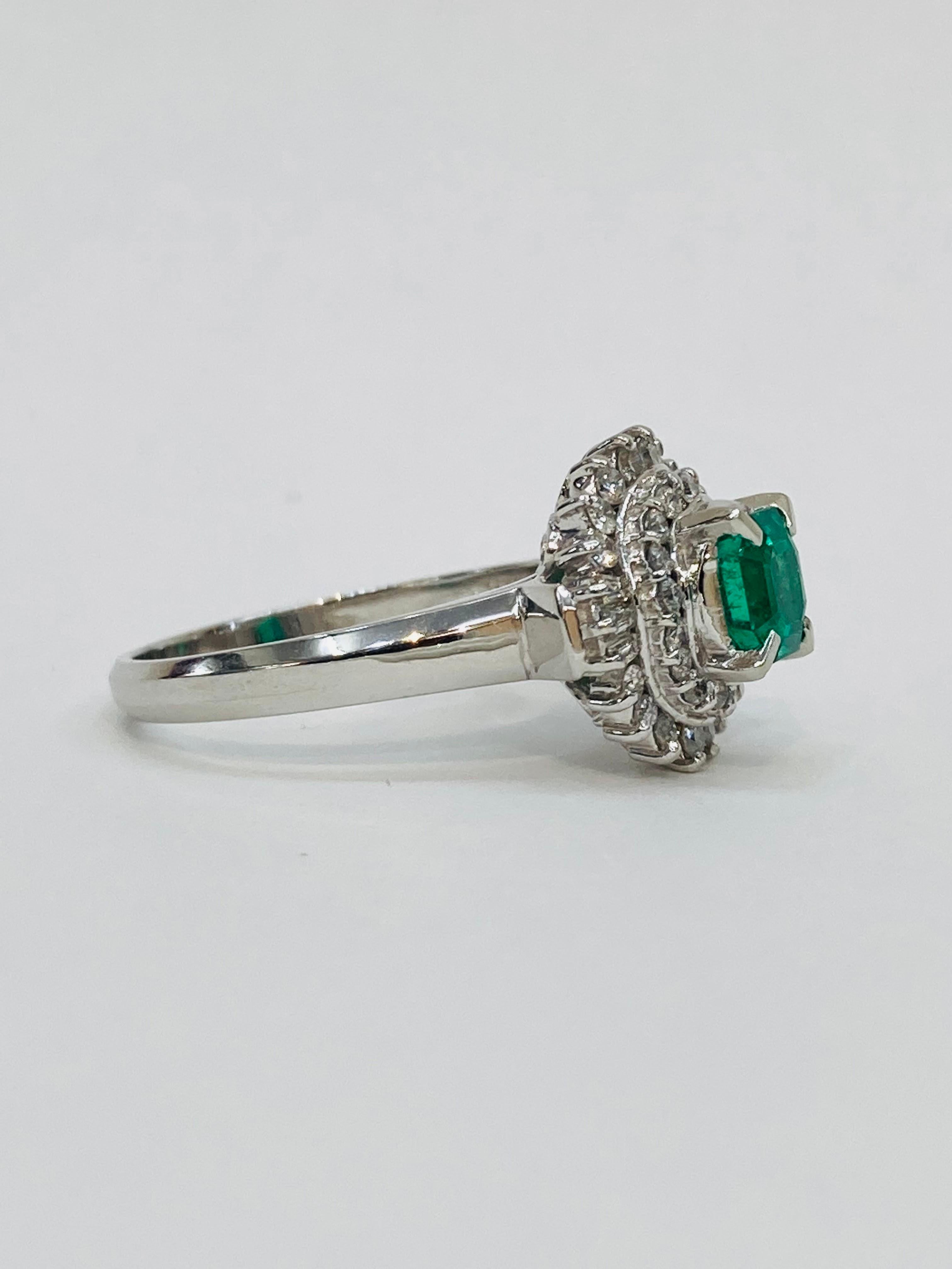 Bochic “Retro Vintage”  Natural Emerald & Platinum Diamond Cluster Ring In New Condition For Sale In New York, NY