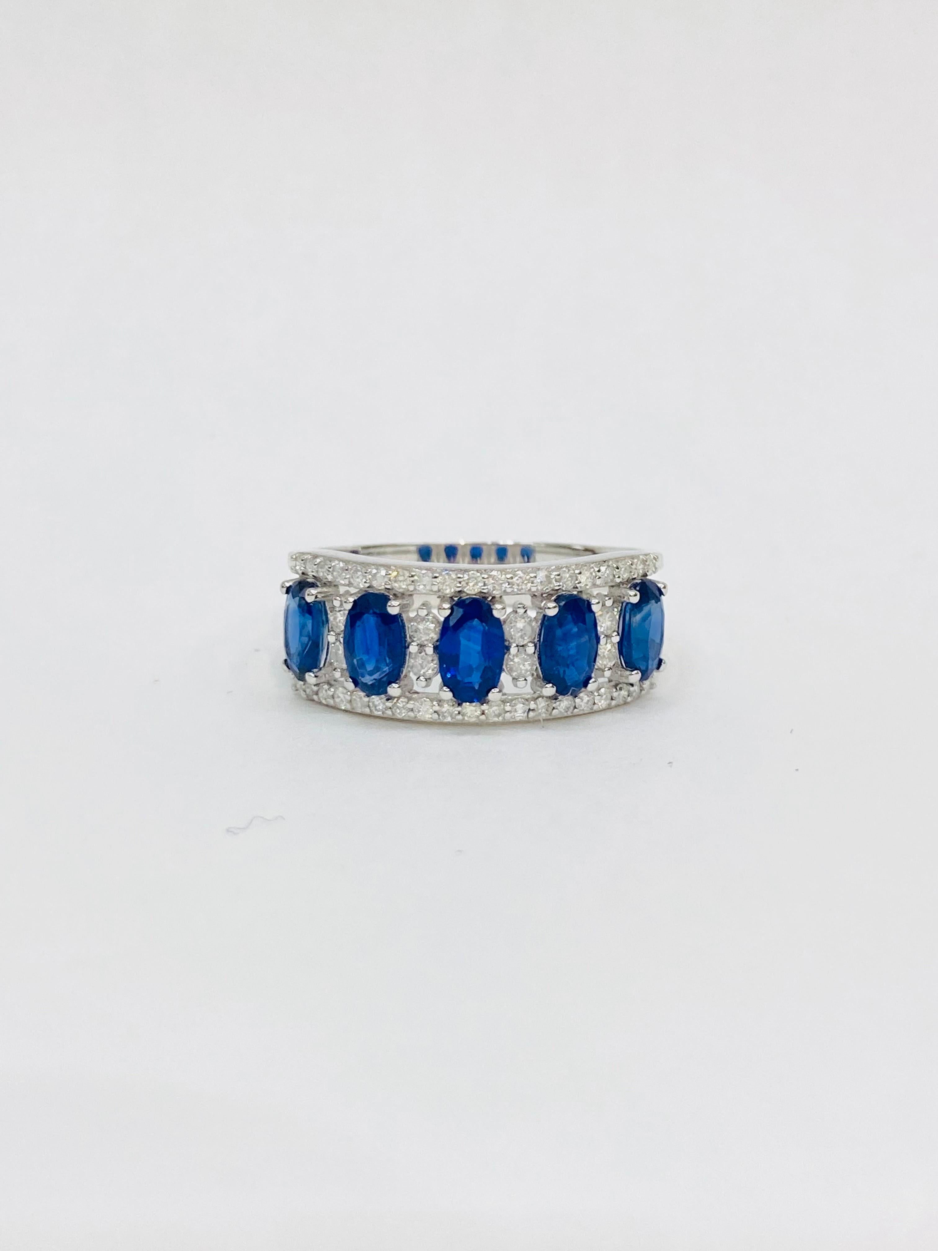 Bochic Retro Vintage Saphir & Diamant  18 Karat Gold & Eternity Cluster-Ring.
Natürlicher blauer Saphir aus Sri Lanka  1,60 Karat 
Ovale Formen 
Diamanten 0,35 Karat 
Rund Brillant
F Farbe 
VS-Klarheit 
18K Weißgold
3,50 Gramm

Dieser Ring aus der