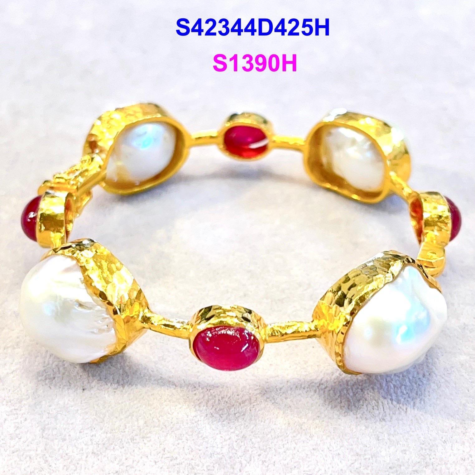 Bochic Set Off 4 Capri Bangles Multi Gemas Naturales Perla lSet 18K Oro y Plata en Nuevo estado para la venta en New York, NY