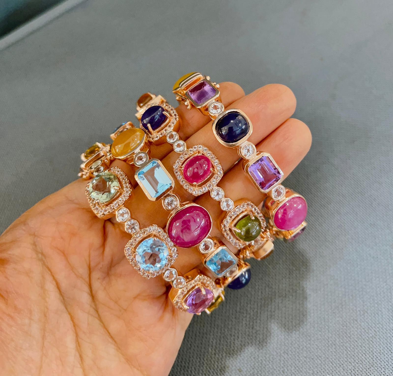 Bochic Set Off 4 Capri Bangles Multi Nature con gemme incastonate in oro e argento 18 carati 

Nature Multi Gemme 45 Carati 
Rubino, Topazio bianco, Topazio blu, Ametista, Zaffiro blu, Zaffiro fantasia miele, Zaffiro verde, Ametista verde 

I