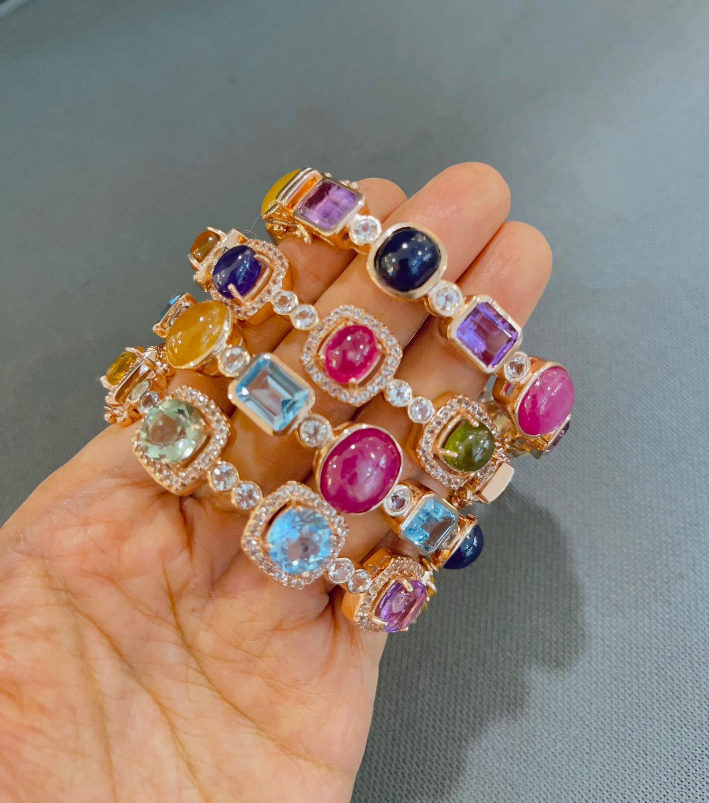 Anglo-indiano Bochic Set Off 4 Capri Bangles Multi Nature con gemme incastonate in oro e argento 18 carati in vendita