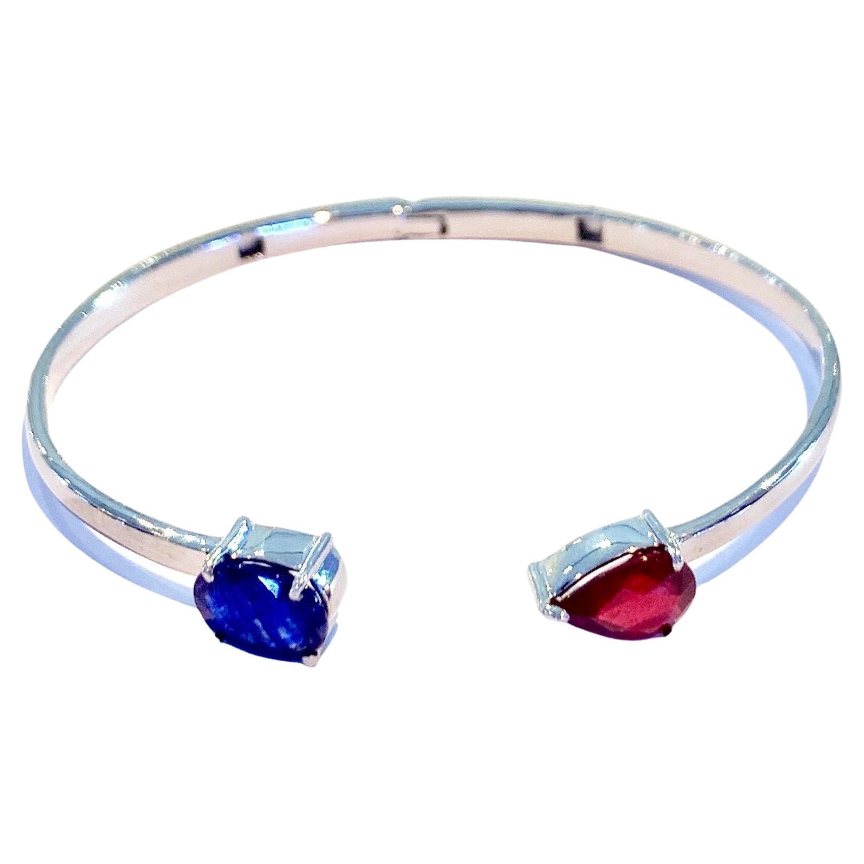Brazalete Bochic de plata y baño de oro blanco con rubí rojo y zafiro azul en venta