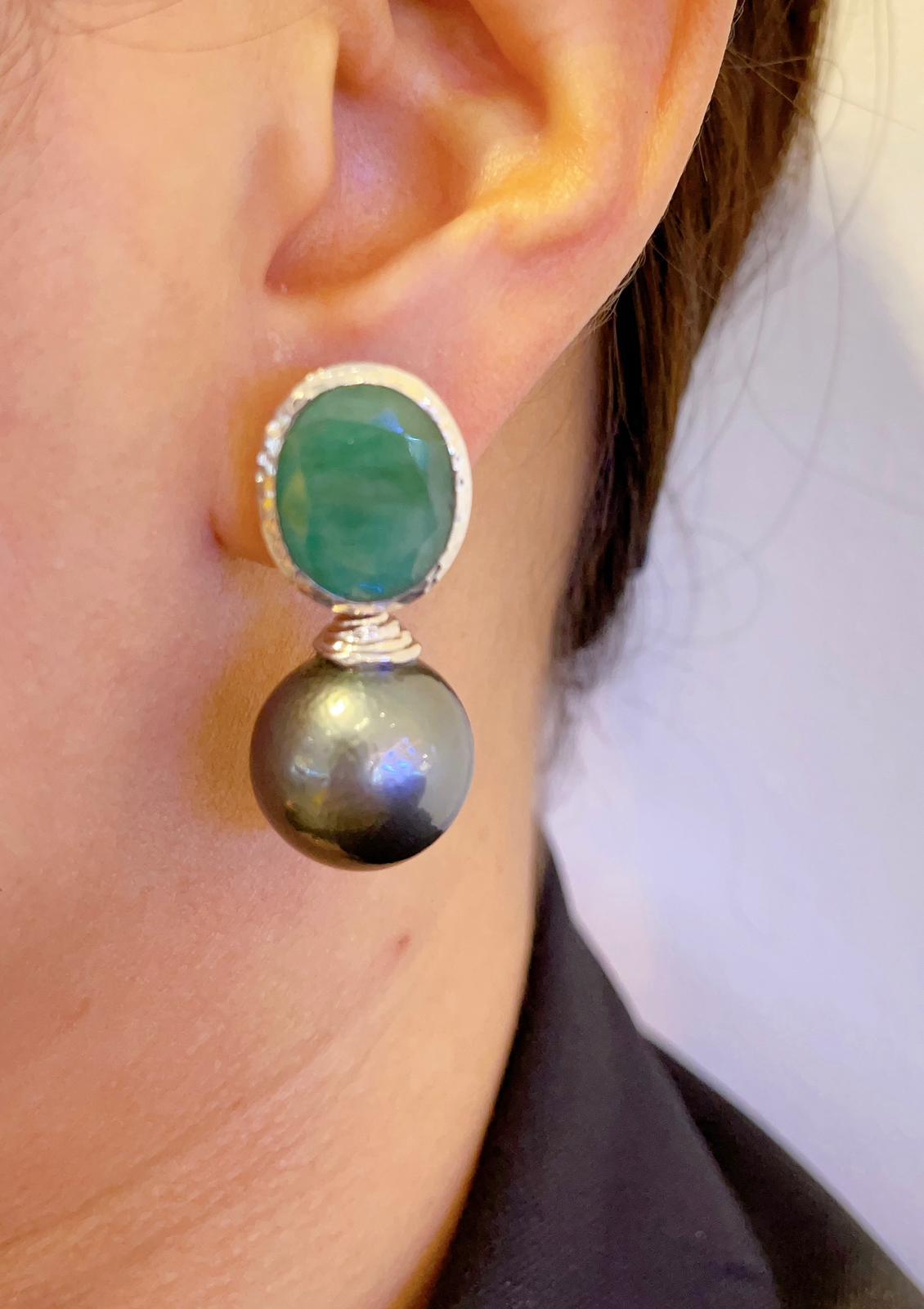 Bochic Tahiti South Sea Pearl and Emerald Earrings 
South sea Tahiti cultured pearls, grey color and Pink tone, grade AA
Natural African Zambian, Green Emeralds - 18 Carat 
Facet cut 
Oval shape 
18K white gold and silver 
Drop earrings
Comes with a