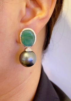 Boucles d'oreilles Bochic Capri en perles des mers du Sud et émeraudes naturelles