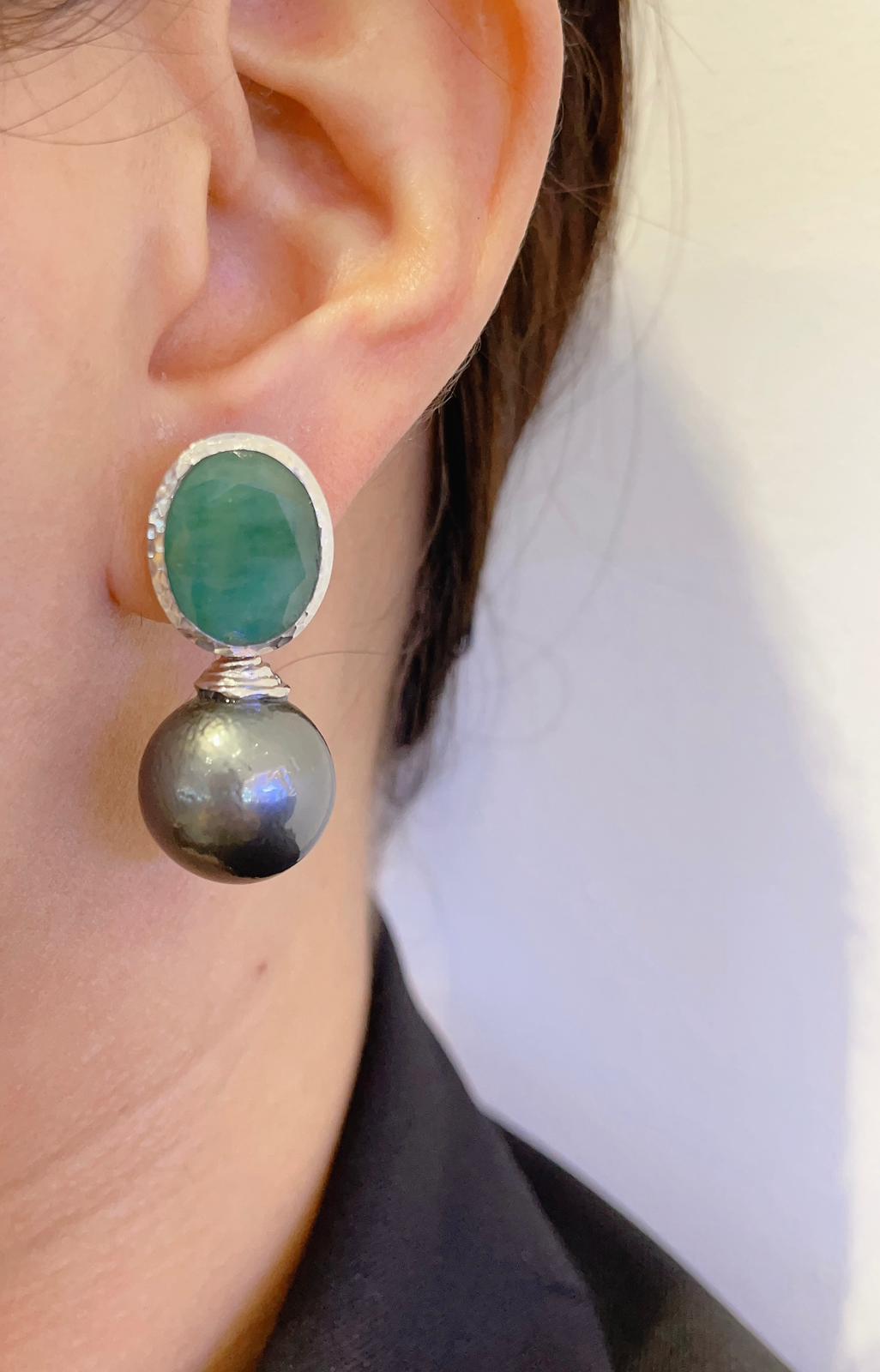 Bochic “Capri” Tahiti South Sea Pearl & Natural Emerald Earrings In New Condition For Sale In New York, NY