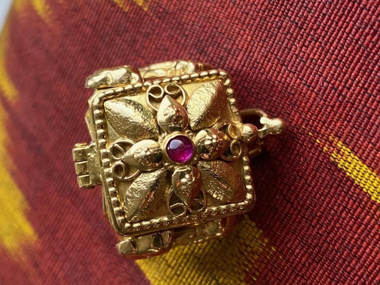 Bochic Vintage Gold Poison and Peacock Rings For Sale 2