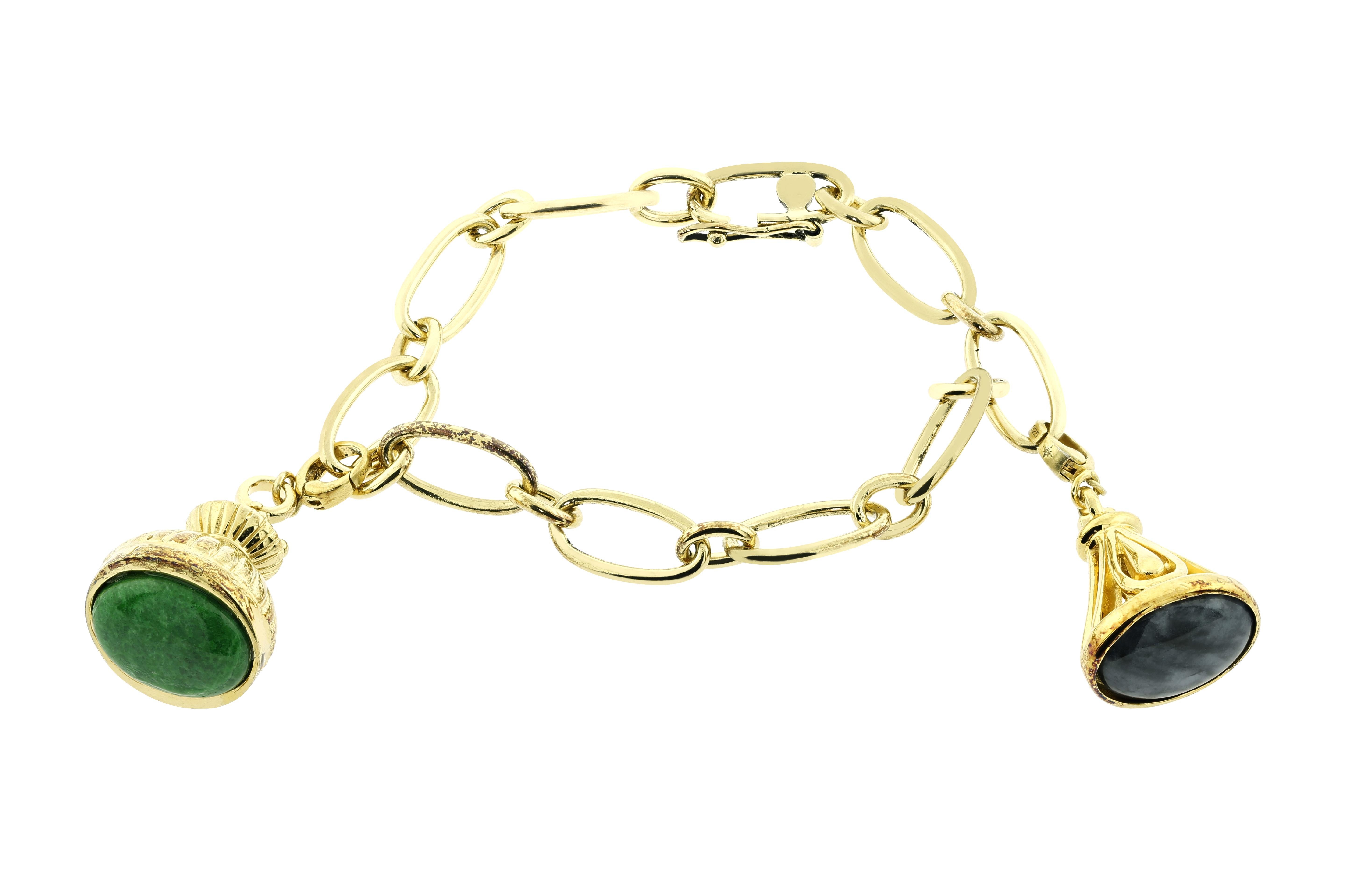 Bochic Bracelet à breloques en jade vintage. 
Maillons et couronnes en argent sterling et plaqué or. 
Jade vintage vert. 
Jade noir vintage. 
Blue Vintage turquoise. 
Vous pouvez ajouter et détacher des charmes. 
7,5 pouces de diamètre. 
Signé.