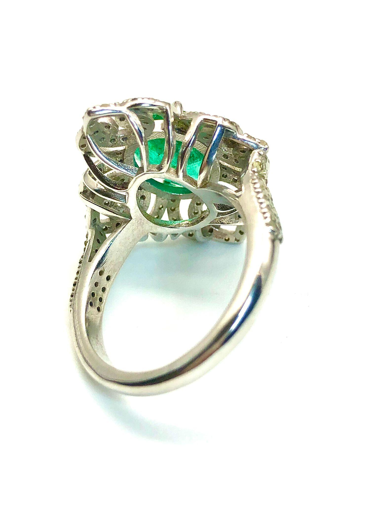 Bochic Vintage Ring aus 18 Karat Gold und Silber mit natürlichem Smaragd und Diamant im Angebot 1