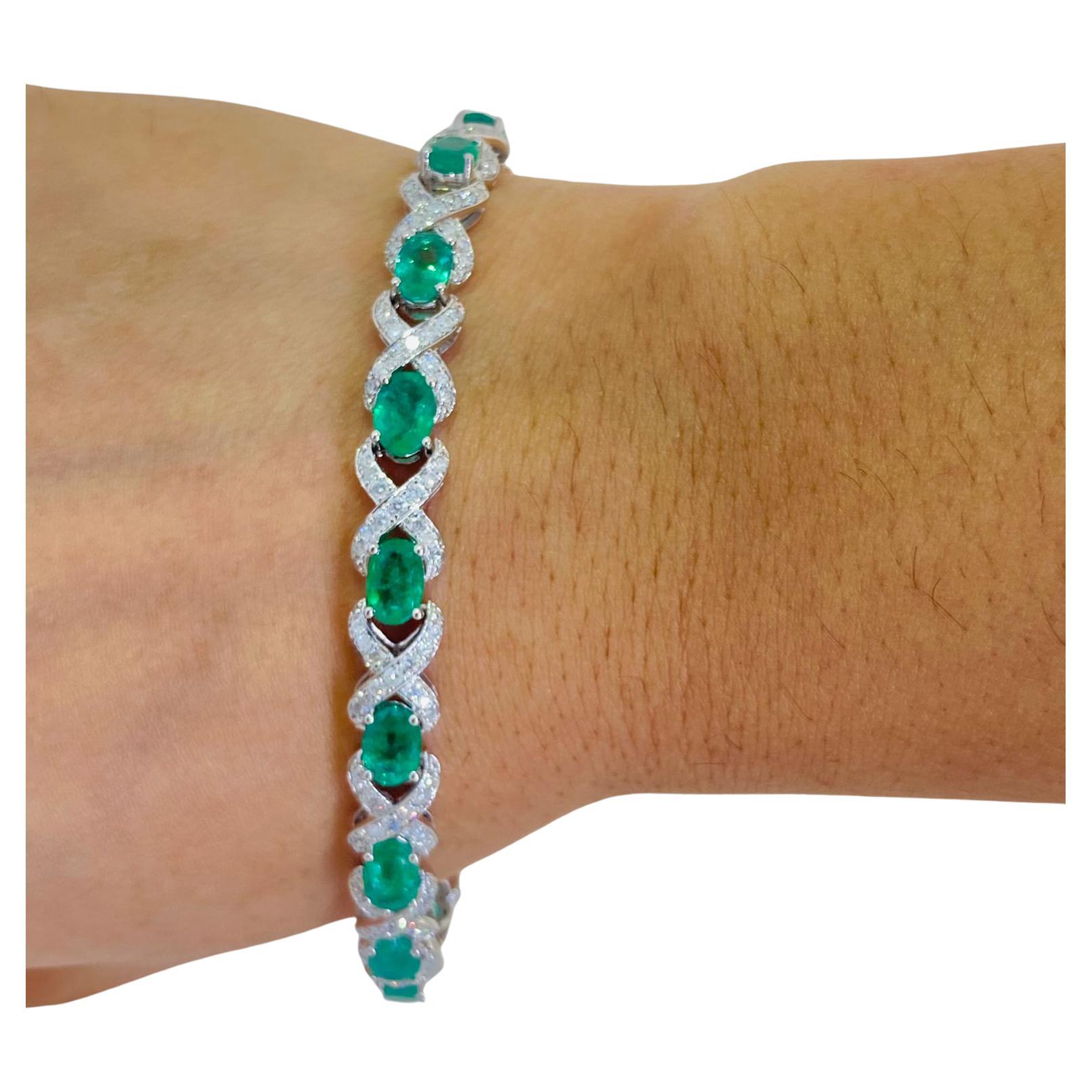 Vintage Bychic - Emeraudes naturelles ovales et diamants sertis en or 18 carats  
Emeraudes vertes naturelles 6.06 Carats 
Diamants - 1,61 carats 
16,06 Grammes 
Ce bracelet de tennis  est issu de la collection 