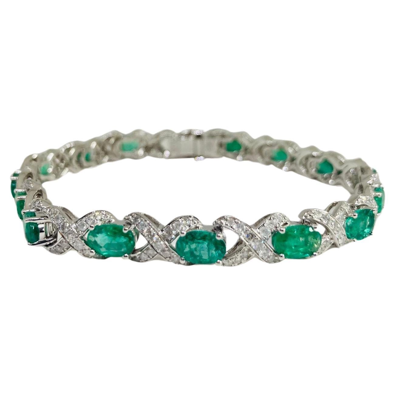 Rétro Vintage Bychic - Emeraudes naturelles ovales et diamants sertis en or 18 carats en vente