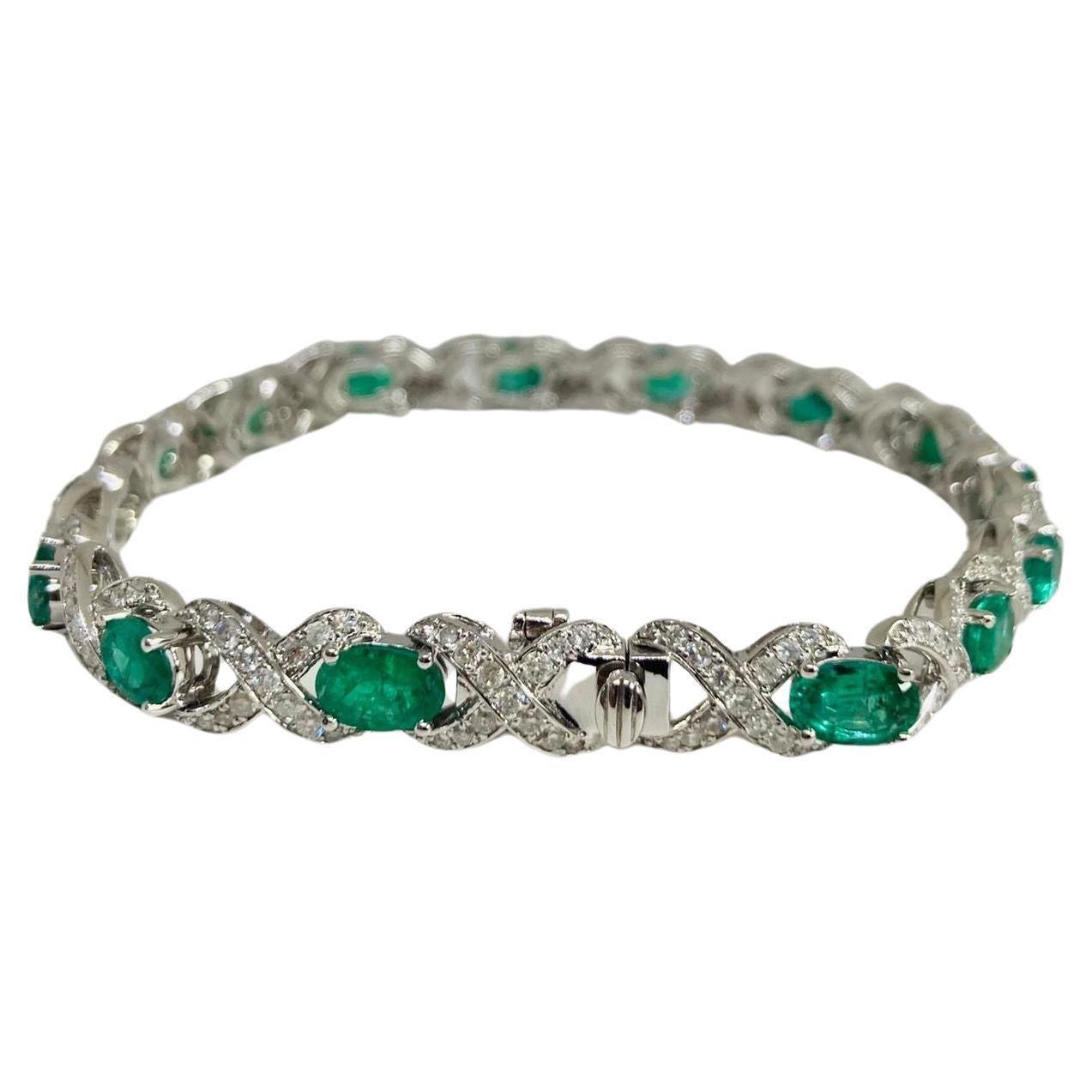 Vintage Bychic - Emeraudes naturelles ovales et diamants sertis en or 18 carats Excellent état - En vente à New York, NY