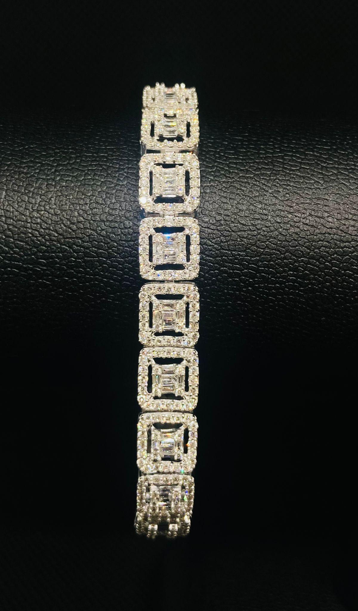 Bochic “Vintage Retro” Natural Emerald cut Diamonds Set In 18K Gold   In New Condition For Sale In New York, NY