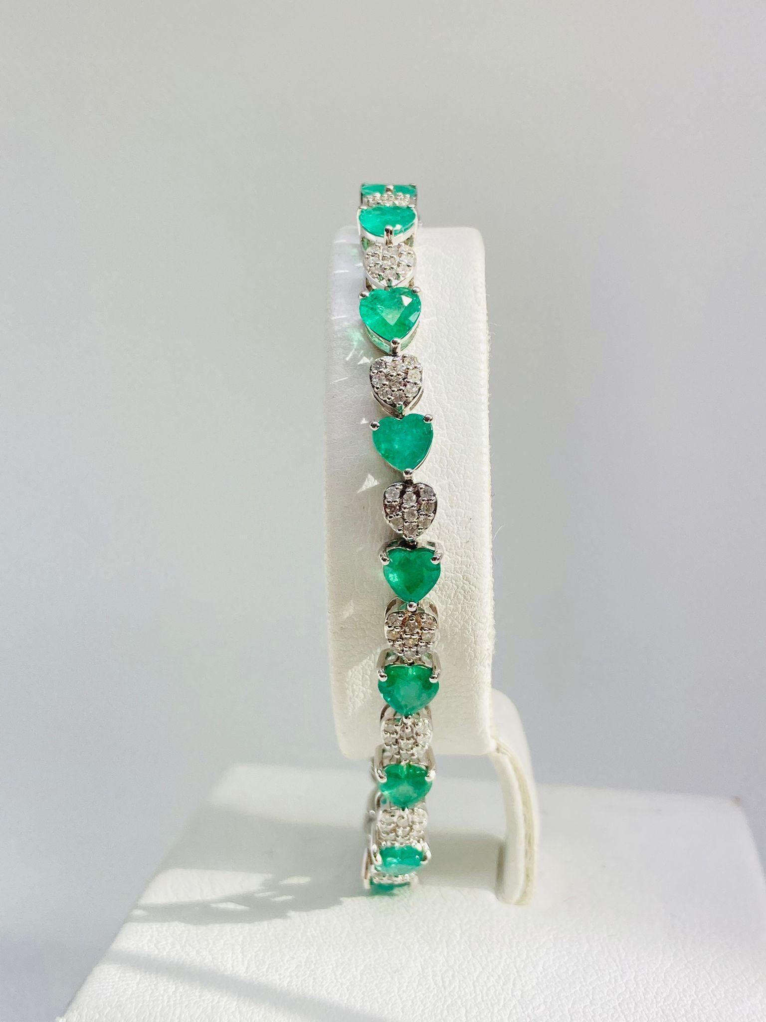 Bochic “Vintage Retro” Oval Natural Emeralds & Diamonds Set In 18K Gold   In New Condition For Sale In New York, NY