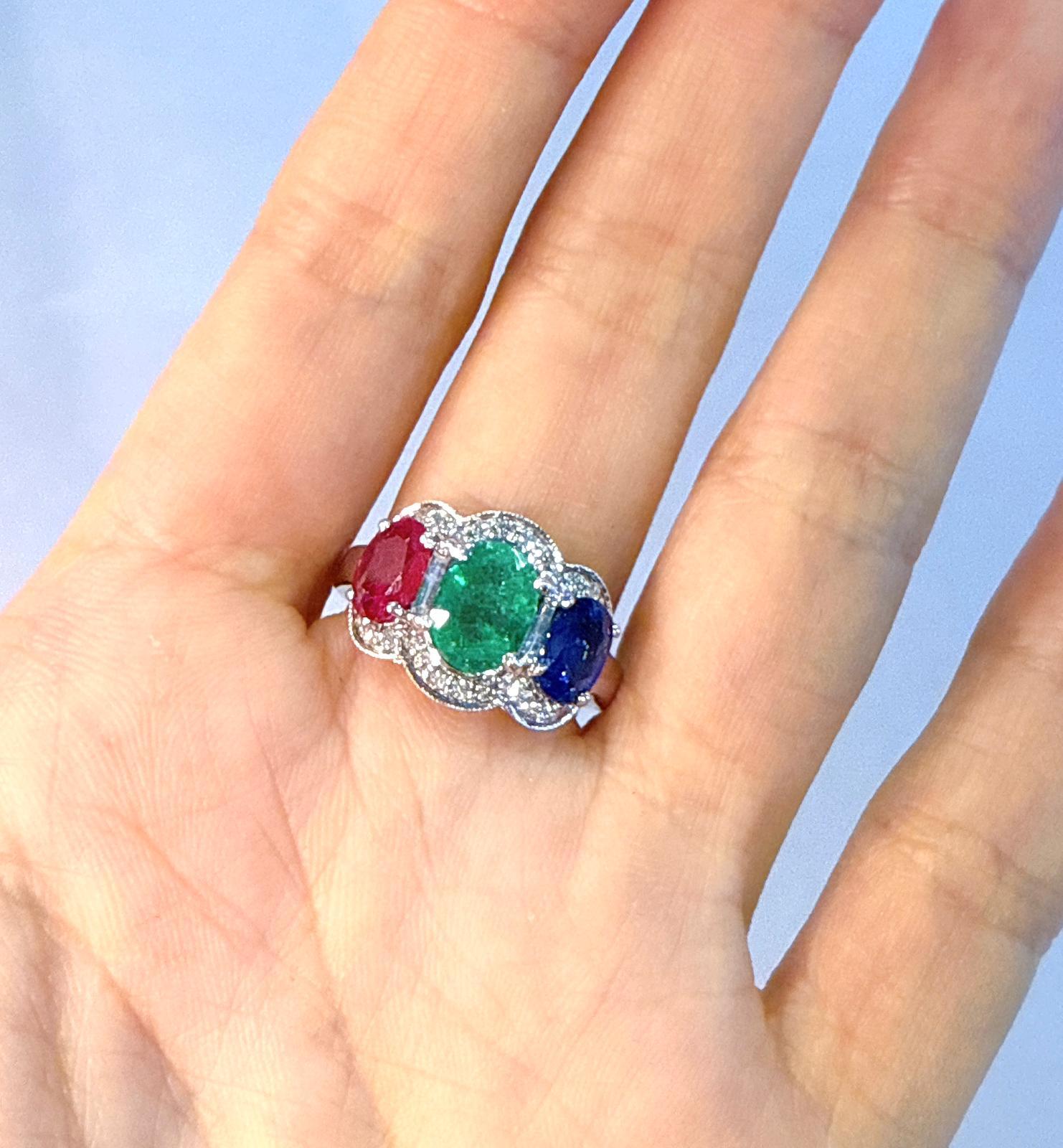 Anello vintage Bochic con zaffiro, smeraldo, rubino e diamante incastonati in oro bianco 18 carati in vendita 5