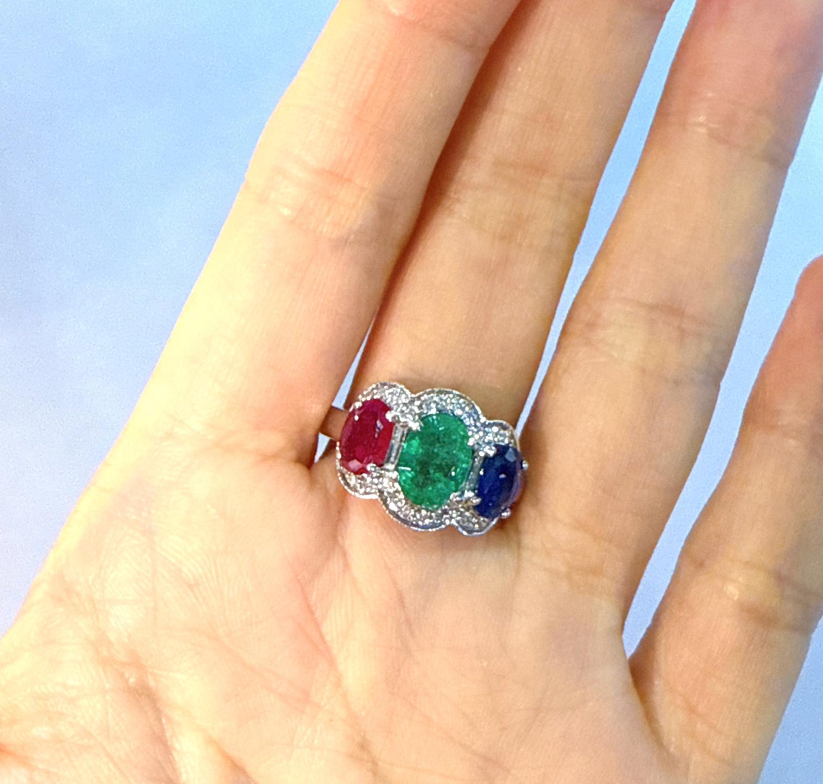 Anello vintage Bochic con zaffiro, smeraldo, rubino e diamante incastonati in oro bianco 18 carati in vendita 7