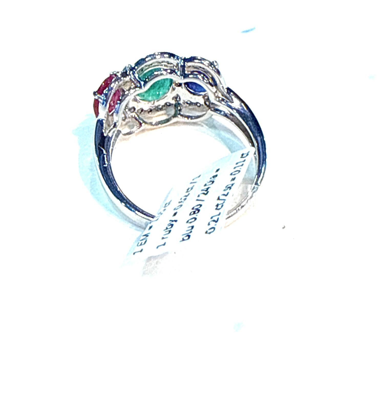 Anello vintage Bochic con zaffiro, smeraldo, rubino e diamante incastonati in oro bianco 18 carati in vendita 8