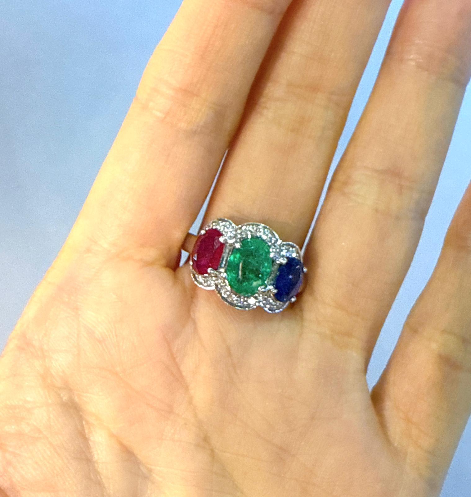 Anello vintage Bochic con zaffiro, smeraldo, rubino e diamante incastonati in oro bianco 18 carati in vendita 9