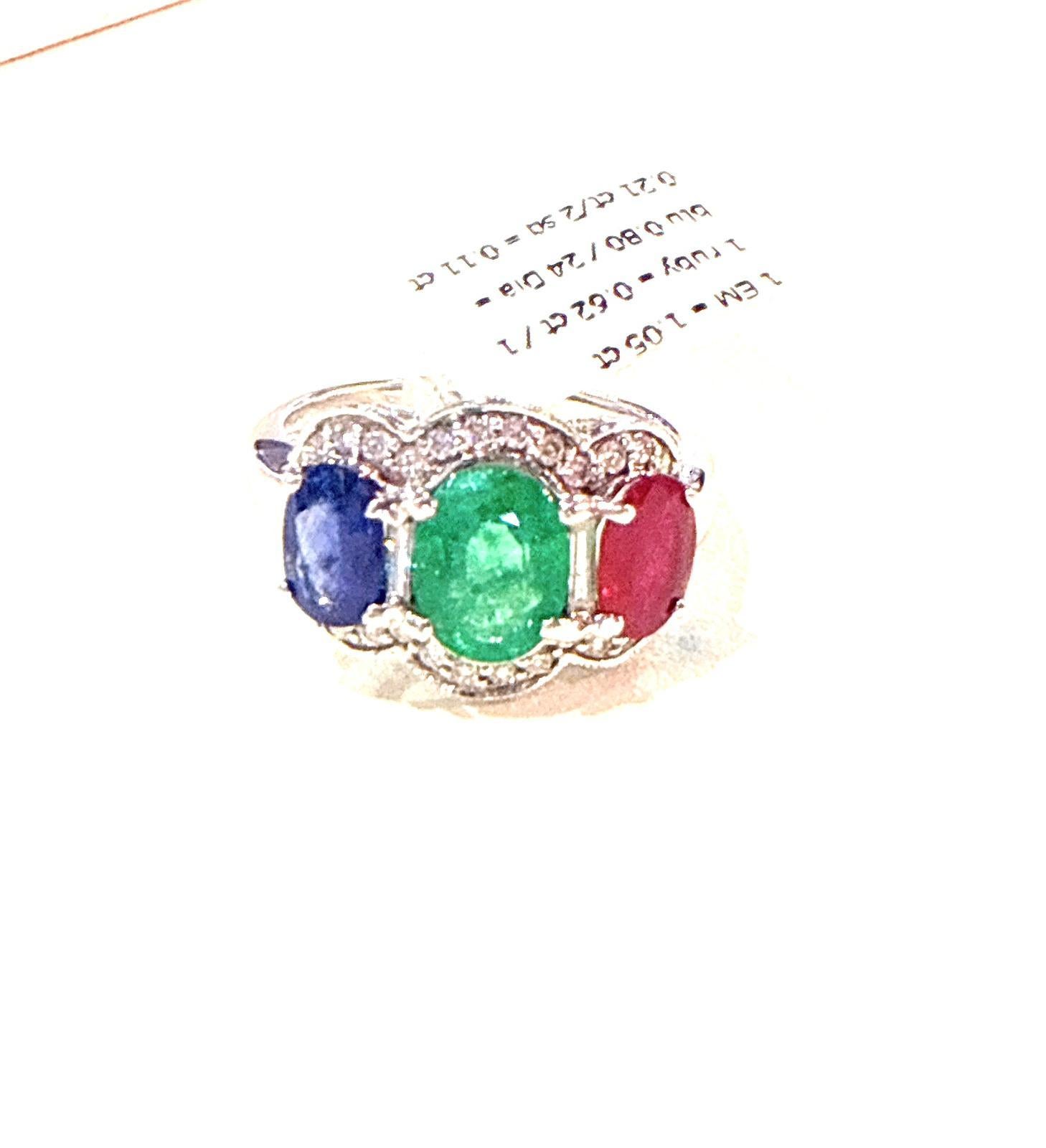 Taglio ovale Anello vintage Bochic con zaffiro, smeraldo, rubino e diamante incastonati in oro bianco 18 carati in vendita
