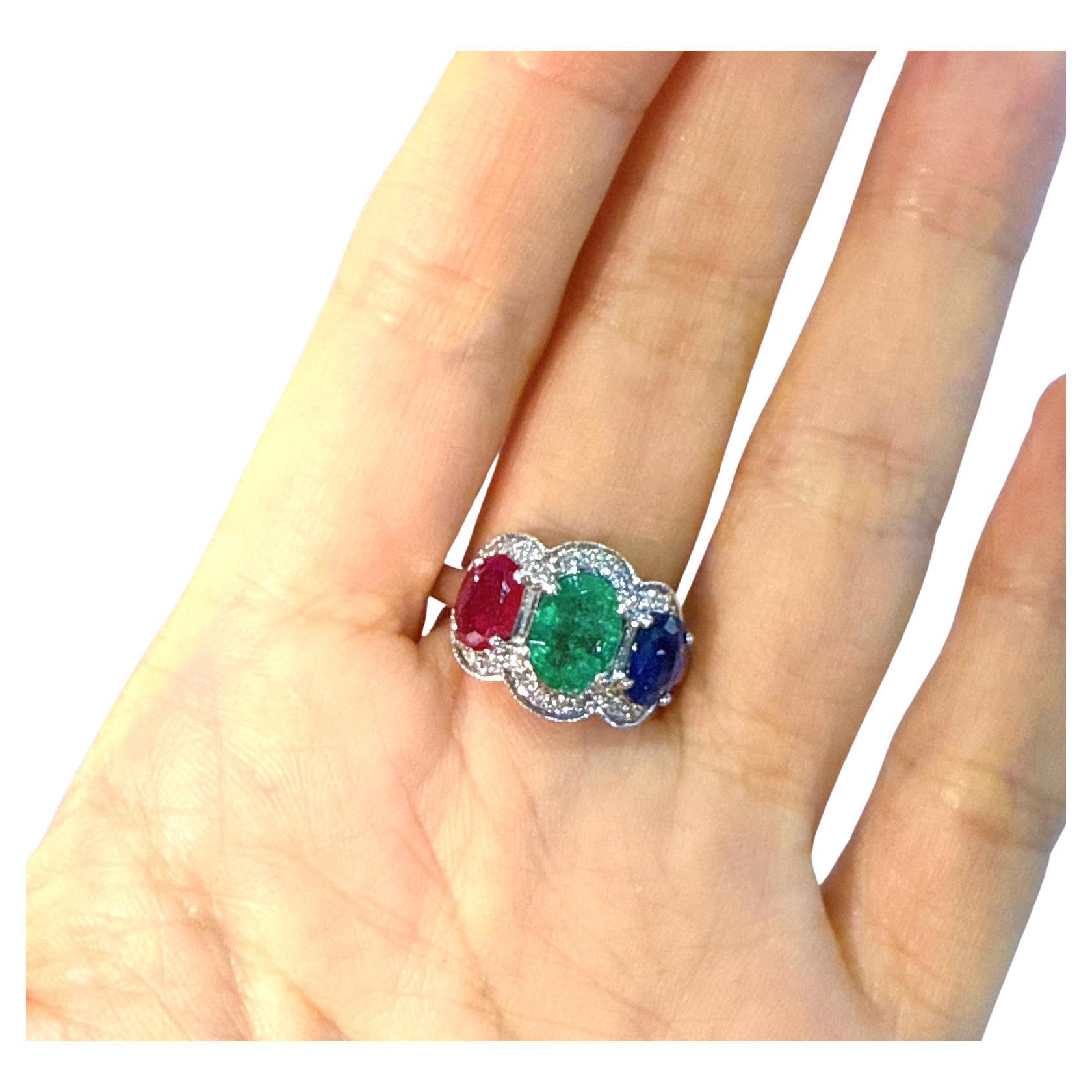 Anello vintage Bochic con zaffiro, smeraldo, rubino e diamante incastonati in oro bianco 18 carati in vendita