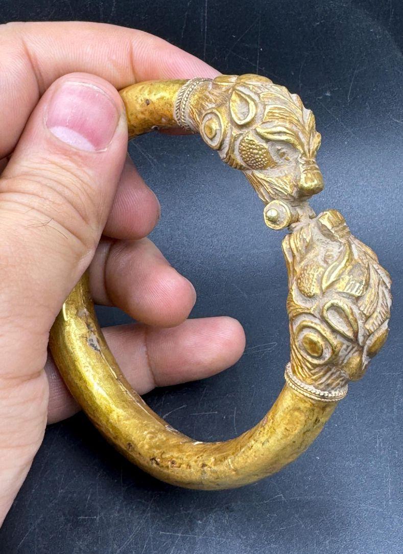 Bochic Vintage Löwenarmreif aus massivem 18 Karat Gold, Original, Herkunft Afghanistan im Angebot 9