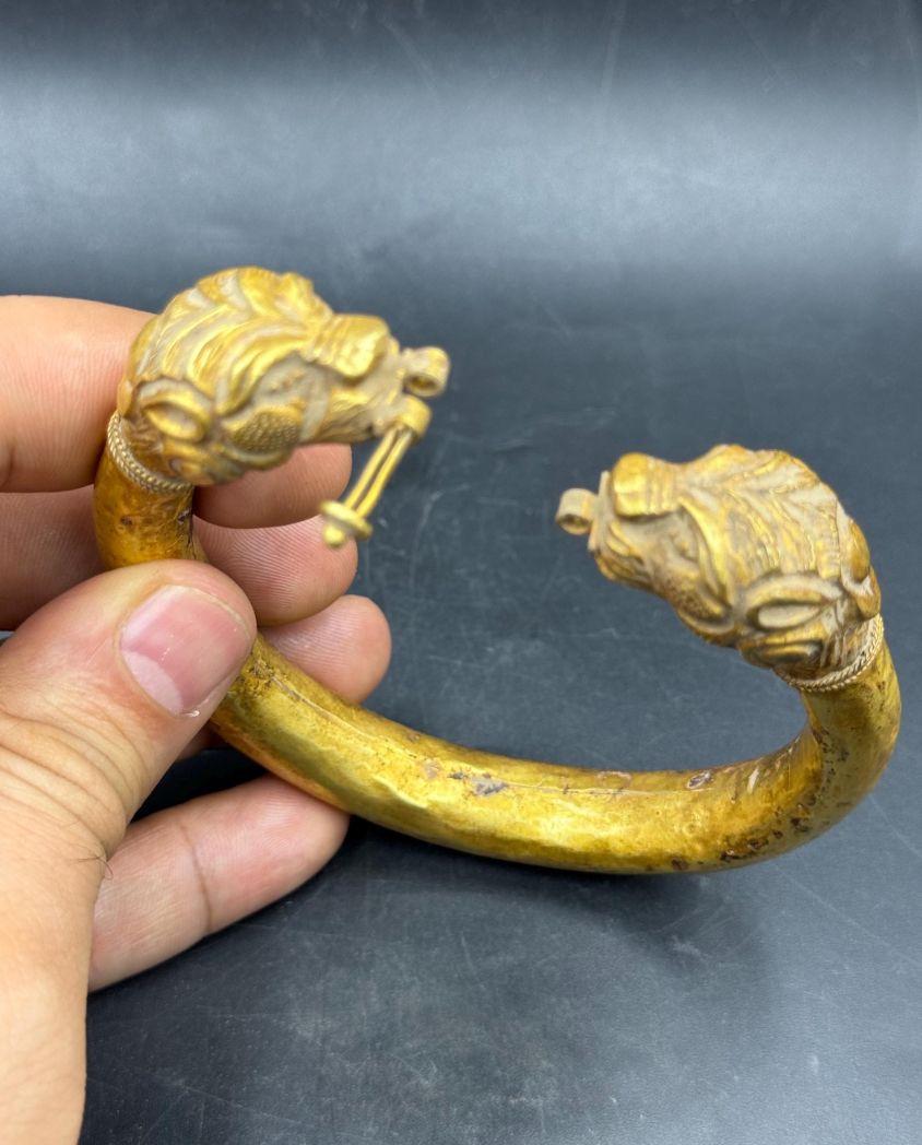 Bochic Vintage Löwenarmreif aus massivem 18 Karat Gold, Original, Herkunft Afghanistan (Anglo-indisch) im Angebot