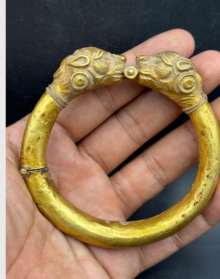 Bochic Vintage Löwenarmreif aus massivem 18 Karat Gold, Original, Herkunft Afghanistan für Damen oder Herren im Angebot