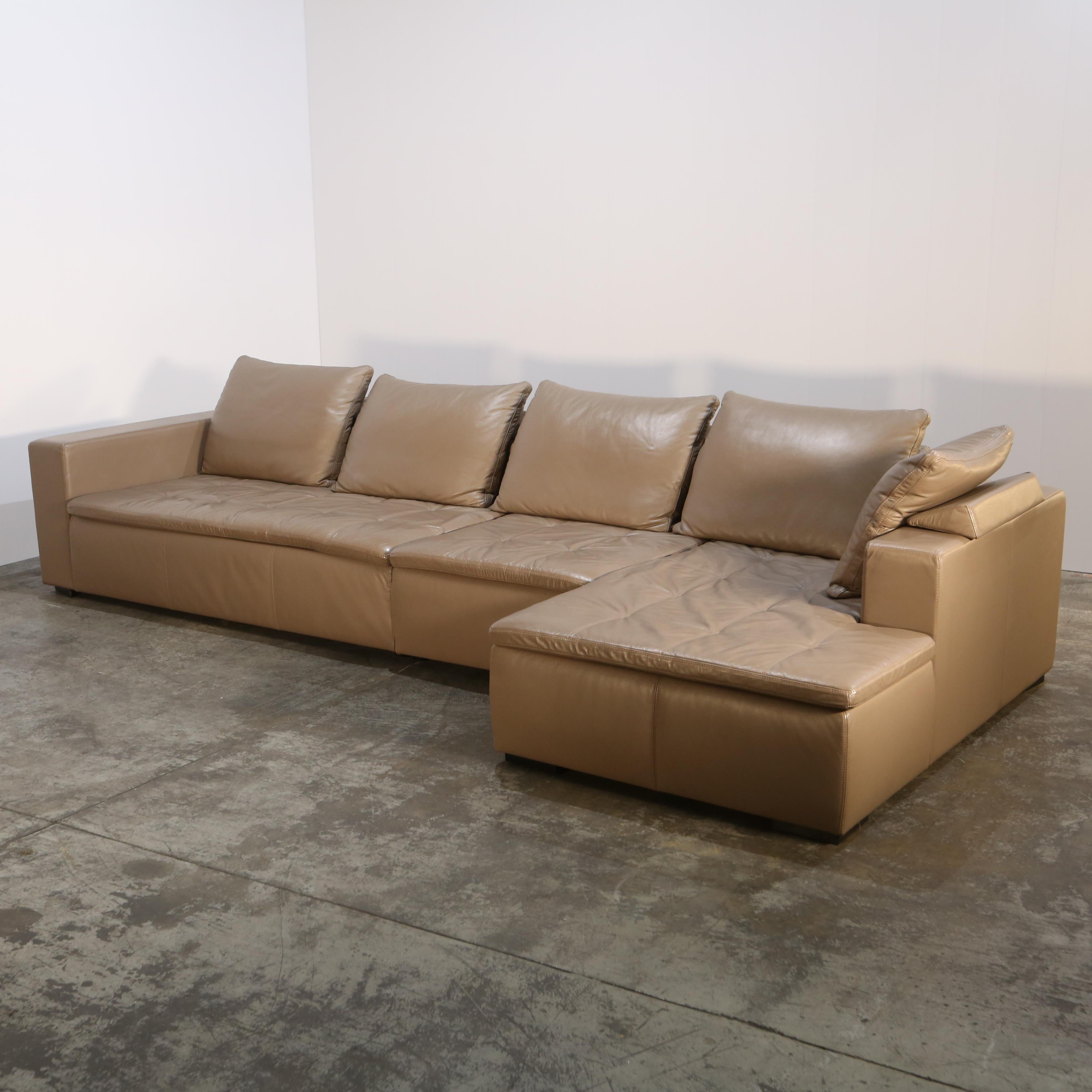 Modernisez votre salon avec le canapé Mezzo en cuir beige de BoConcept. Cette pièce luxueuse présente un design épuré et moderne, parfait pour toute maison contemporaine. Le revêtement en cuir beige souple ajoute une touche d'élégance et de