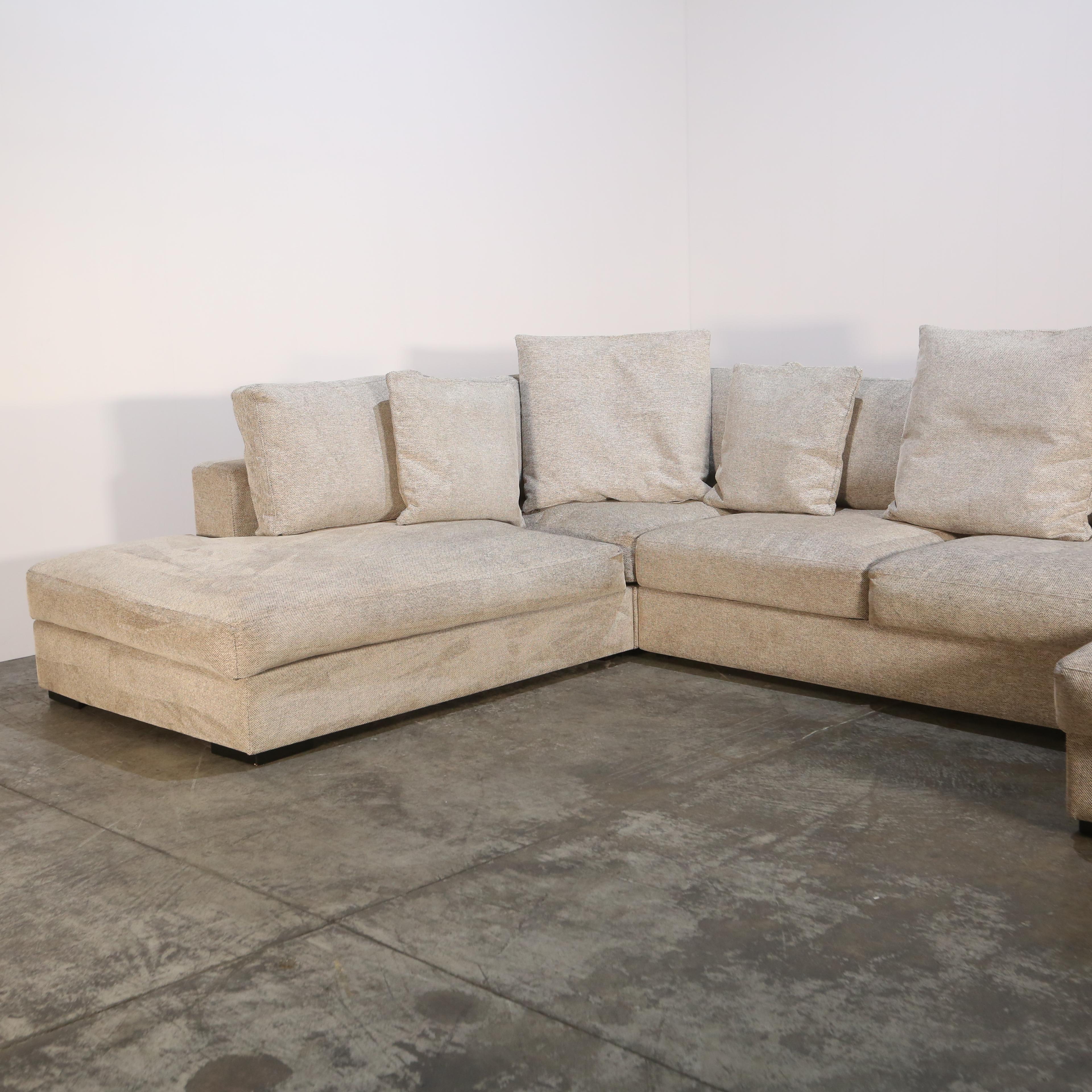 Le canapé d'angle Cenova de BoConcept est un complément idéal à tout espace de vie. Fabriqué avec des matériaux de la plus haute qualité, ce luxueux canapé affiche un design épuré et moderne qui rehaussera le style de n'importe quelle pièce. Les