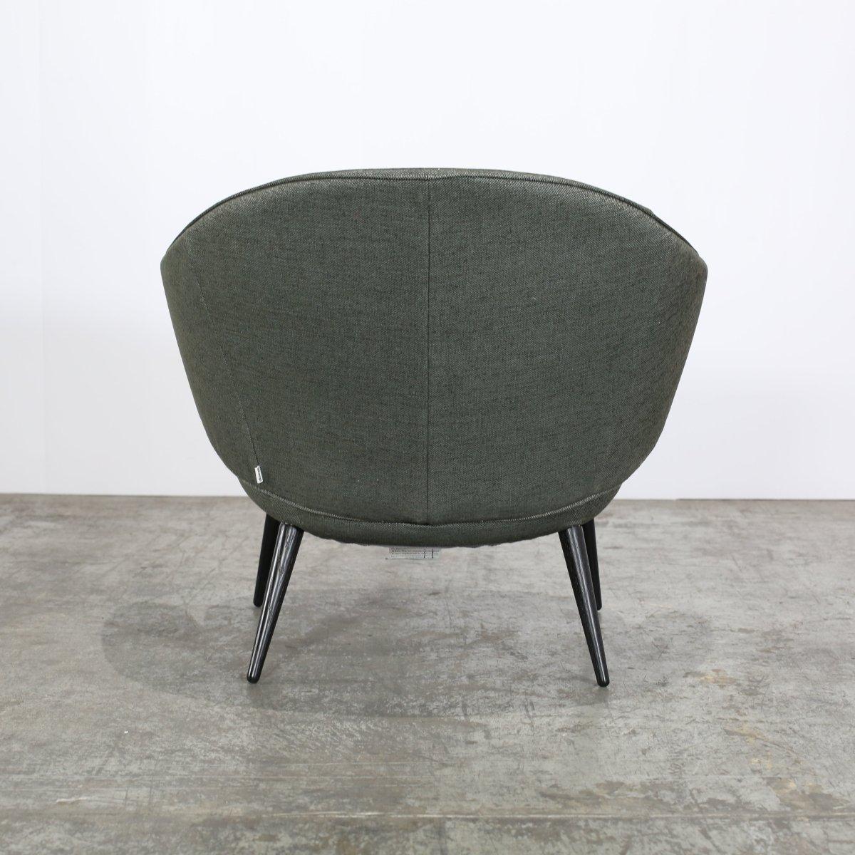 La chaise Charlotte de BoConcept est une pièce d'accent élégante et sophistiquée, recouverte d'un tissu noir intemporel. Avec ses courbes sculpturales, ses pieds fuselés et sa forme cocooning, il offre à la fois un attrait visuel et un confort