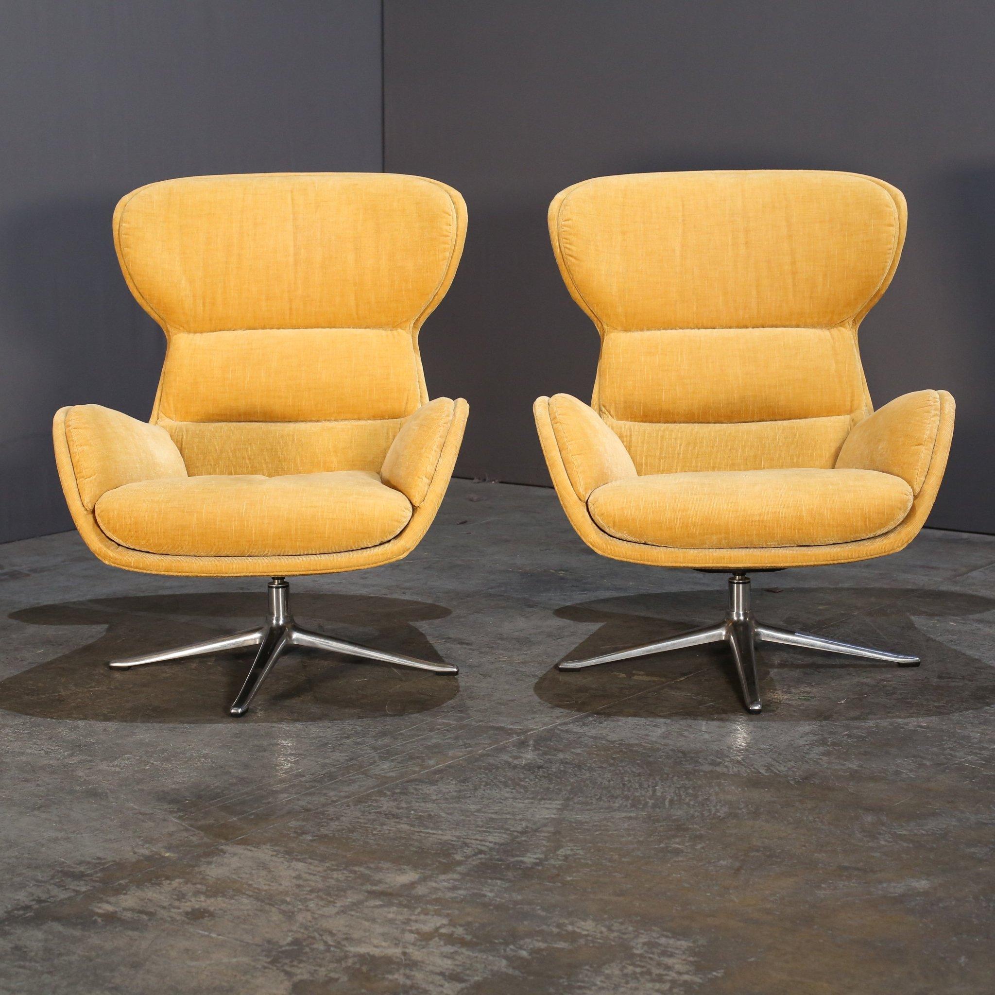 XXIe siècle et contemporain Chaise BoConcept jaune velours côtelé à fonction pivotante en vente