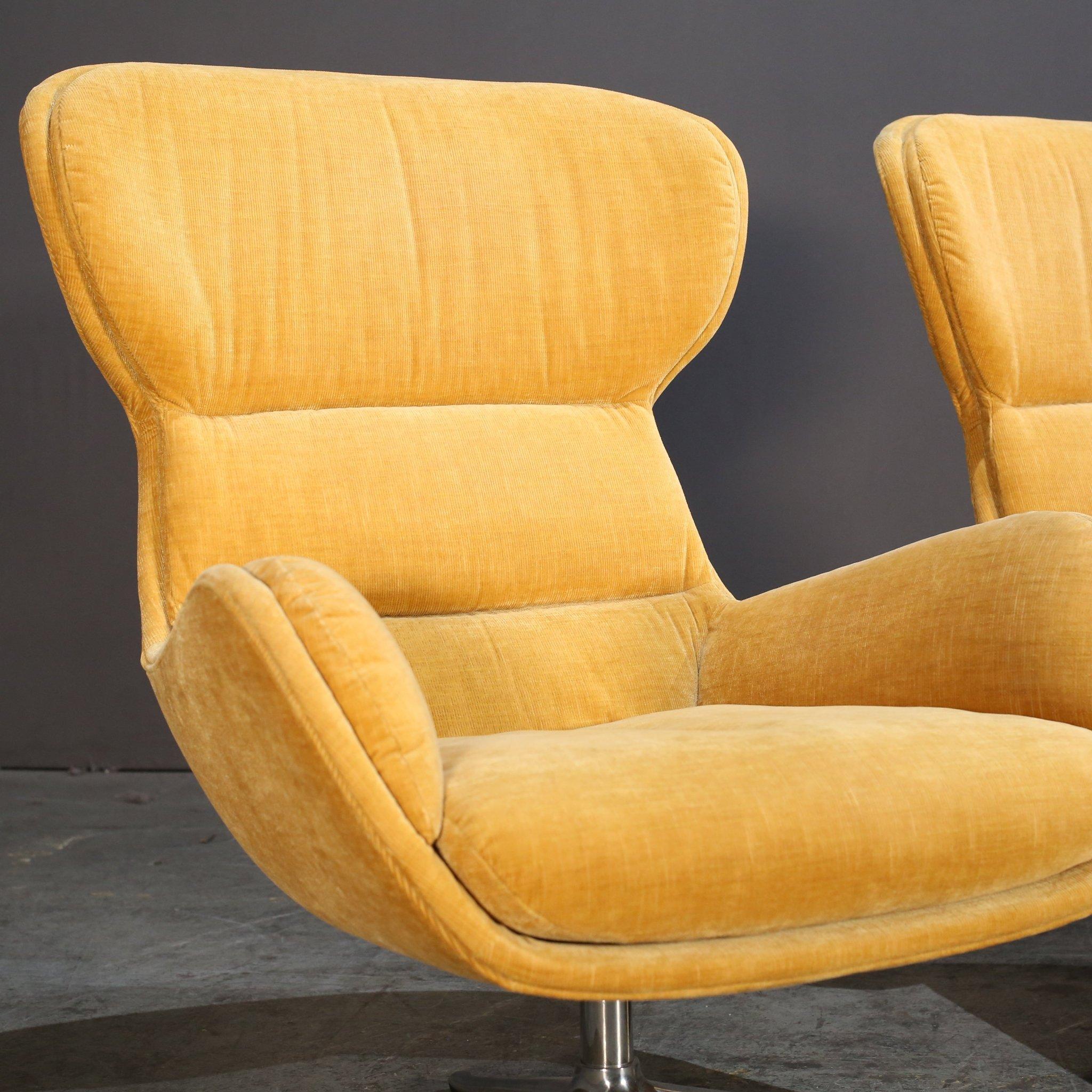 Chaise BoConcept jaune velours côtelé à fonction pivotante en vente 1