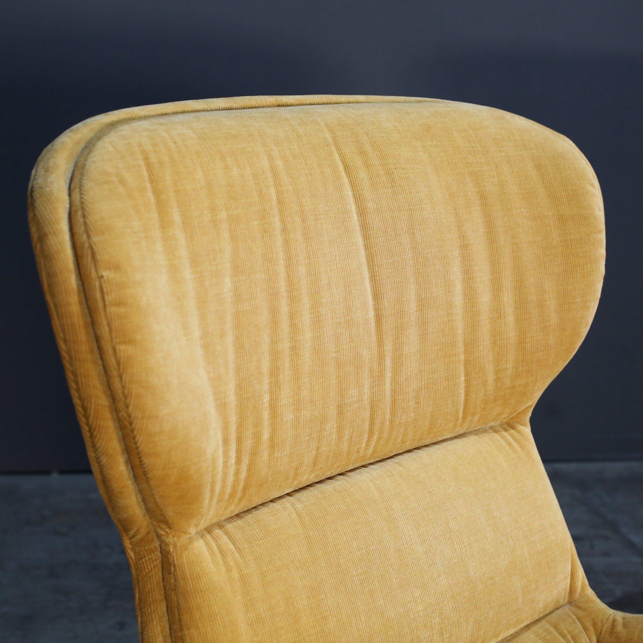 Chaise BoConcept jaune velours côtelé à fonction pivotante en vente 2
