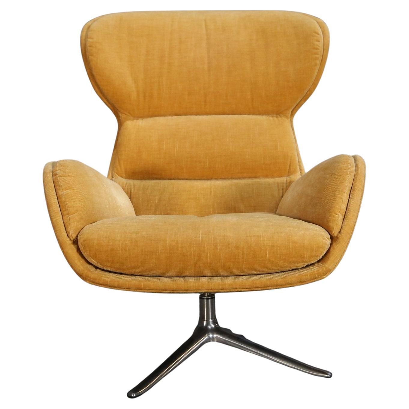Chaise BoConcept jaune velours côtelé à fonction pivotante en vente