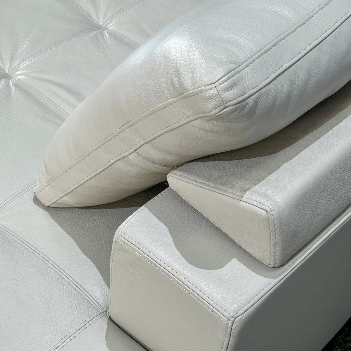Te presentamos los sofás modulares Mezzo de piel color crema de BoConcept, el epítome del lujo y el estilo. Fabricados con la mejor piel color crema, estos sofás destilan elegancia y sofisticación. El diseño modular permite múltiples distribuciones,
