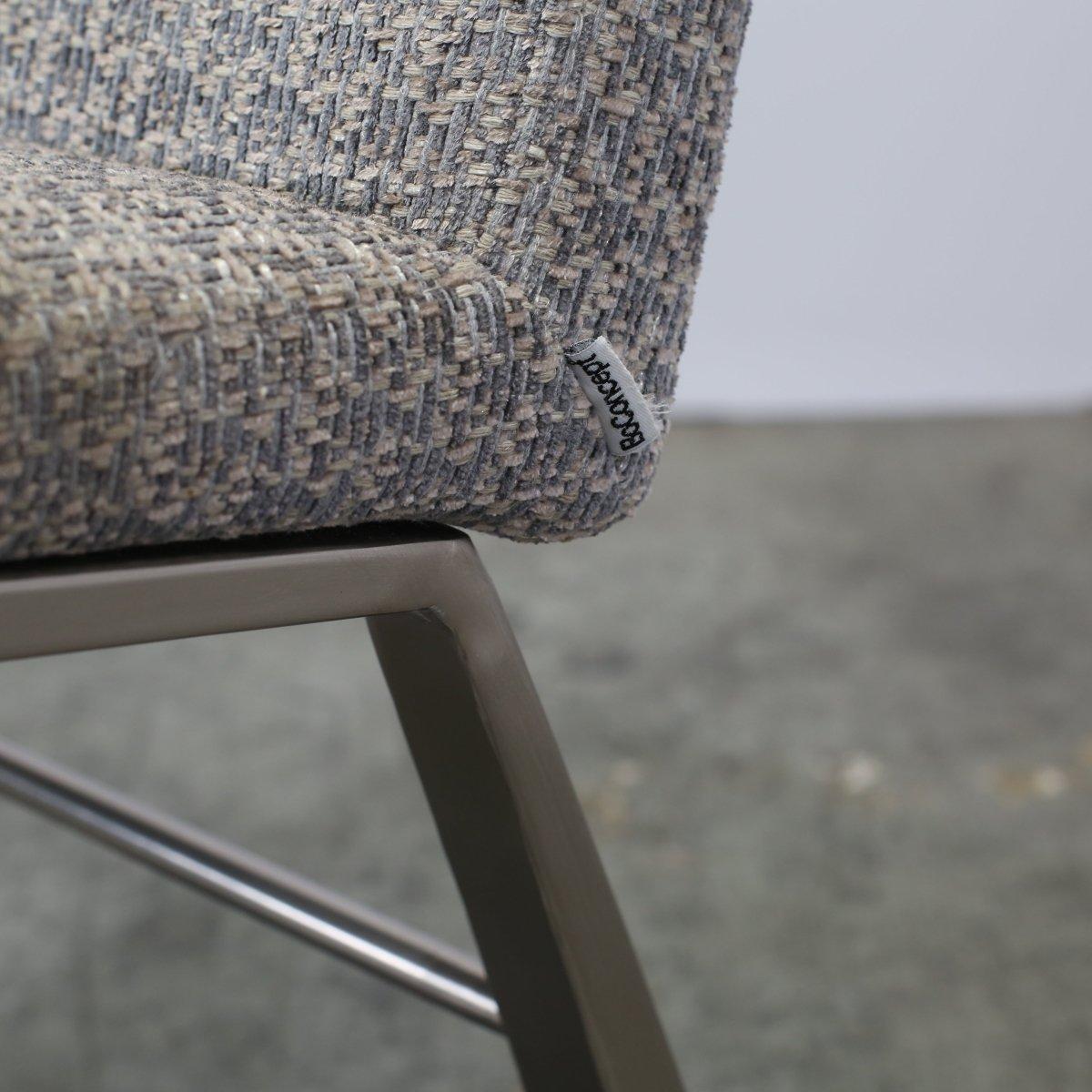 Les chaises de salle à manger Mariposa en cuir gris de BoConcept s'intègrent parfaitement dans une salle à manger. Fabriquées en cuir gris de haute qualité, ces chaises respirent le luxe et la sophistication. Le design épuré et moderne présente un