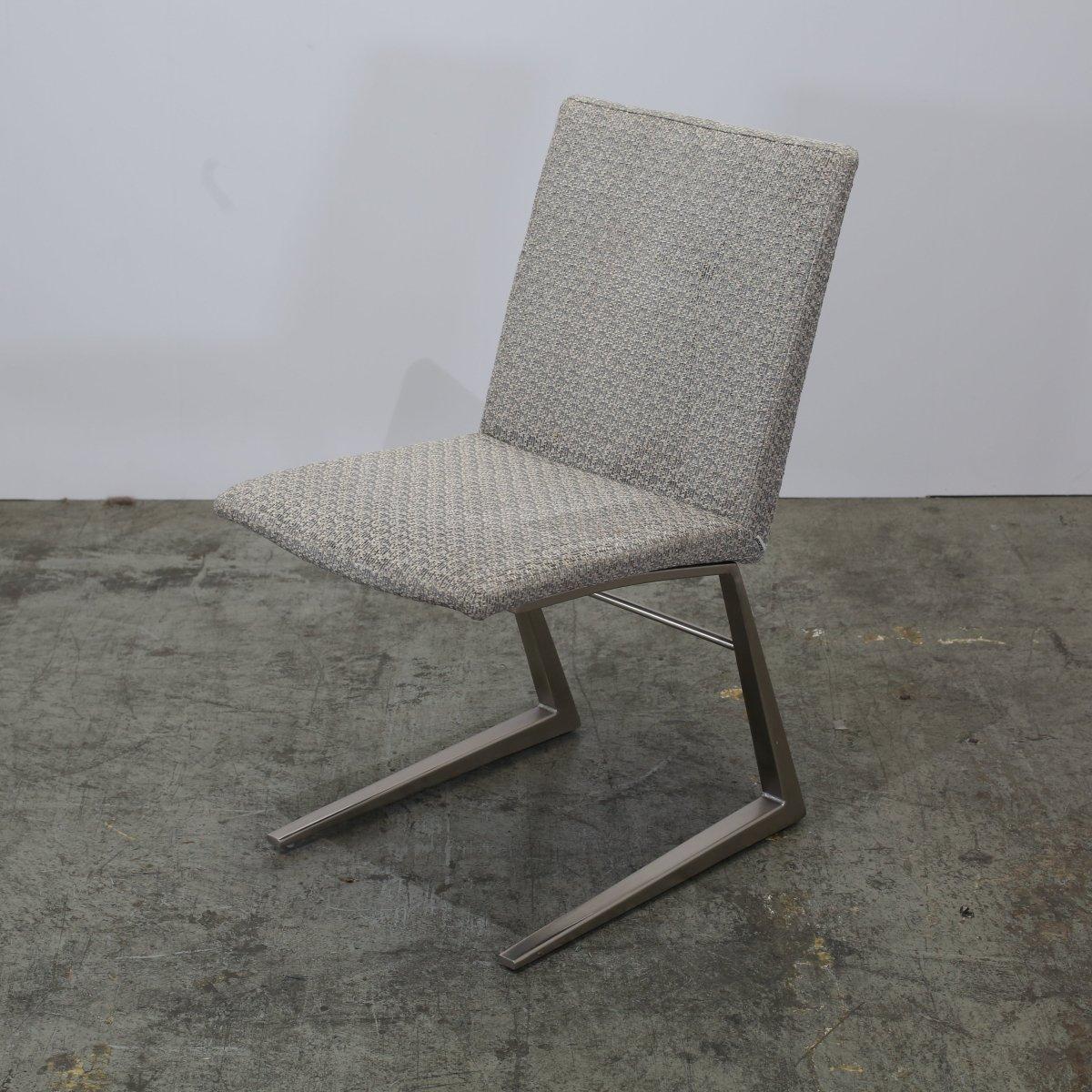 Moderne BoConcept Chaises de salle à manger Mariposa en cuir gris, lot de quatre en vente