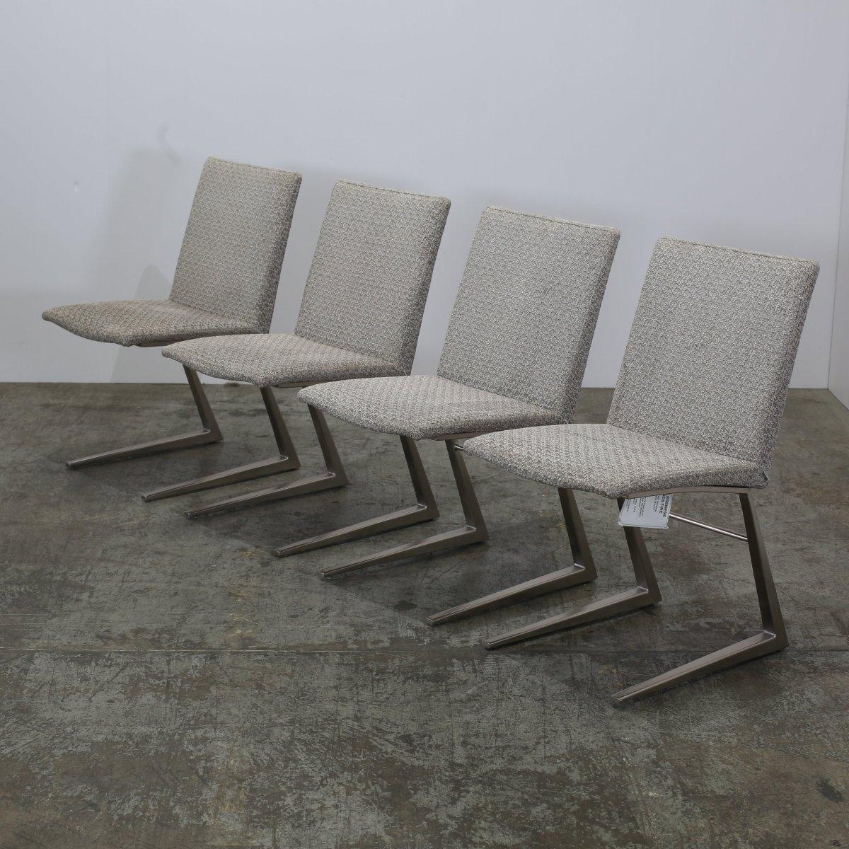 Métal BoConcept Chaises de salle à manger Mariposa en cuir gris, lot de quatre en vente