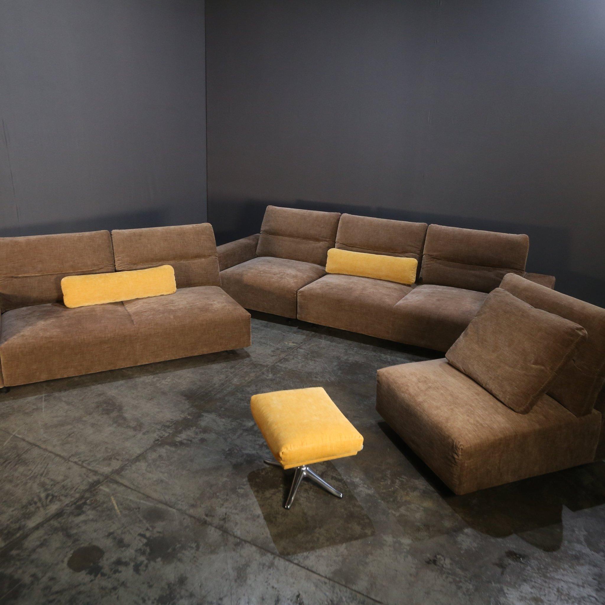 Voici le grand canapé modulable de BoConcept, un ajout luxueux et polyvalent à tout espace de vie. Avec un dossier réglable et des rangements aux extrémités gauche et droite, ce canapé offre à la fois confort et fonctionnalité. Le design épuré et