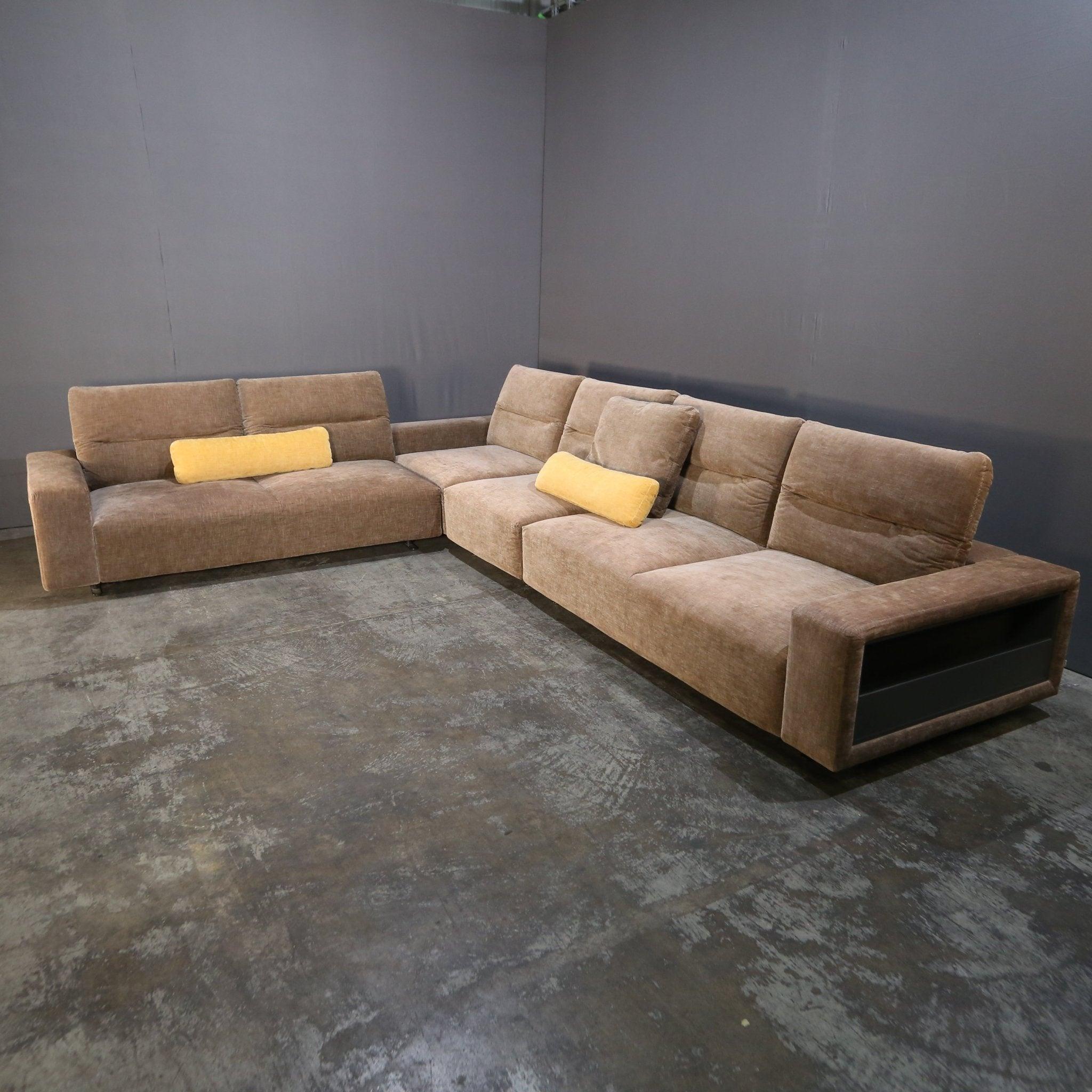 Sofá modular grande BoConcept con respaldo ajustable y secciones de almacenamiento 1