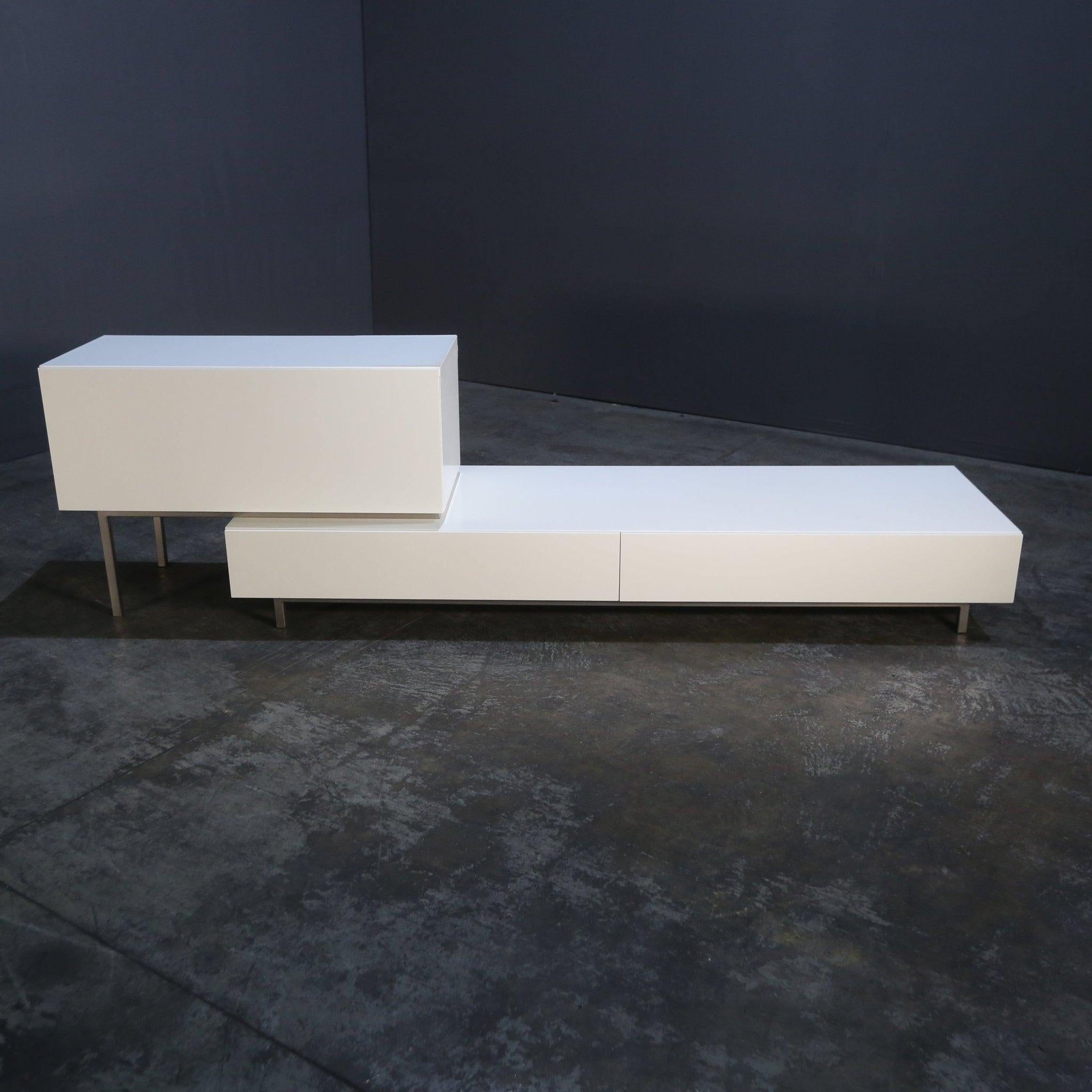 Ti presentiamo l'unità multimediale Lugano di BoConcept, un'aggiunta straordinaria a qualsiasi spazio abitativo moderno. Realizzato con i migliori materiali, questo mobile multimediale ha un design elegante e contemporaneo, perfetto per esporre la