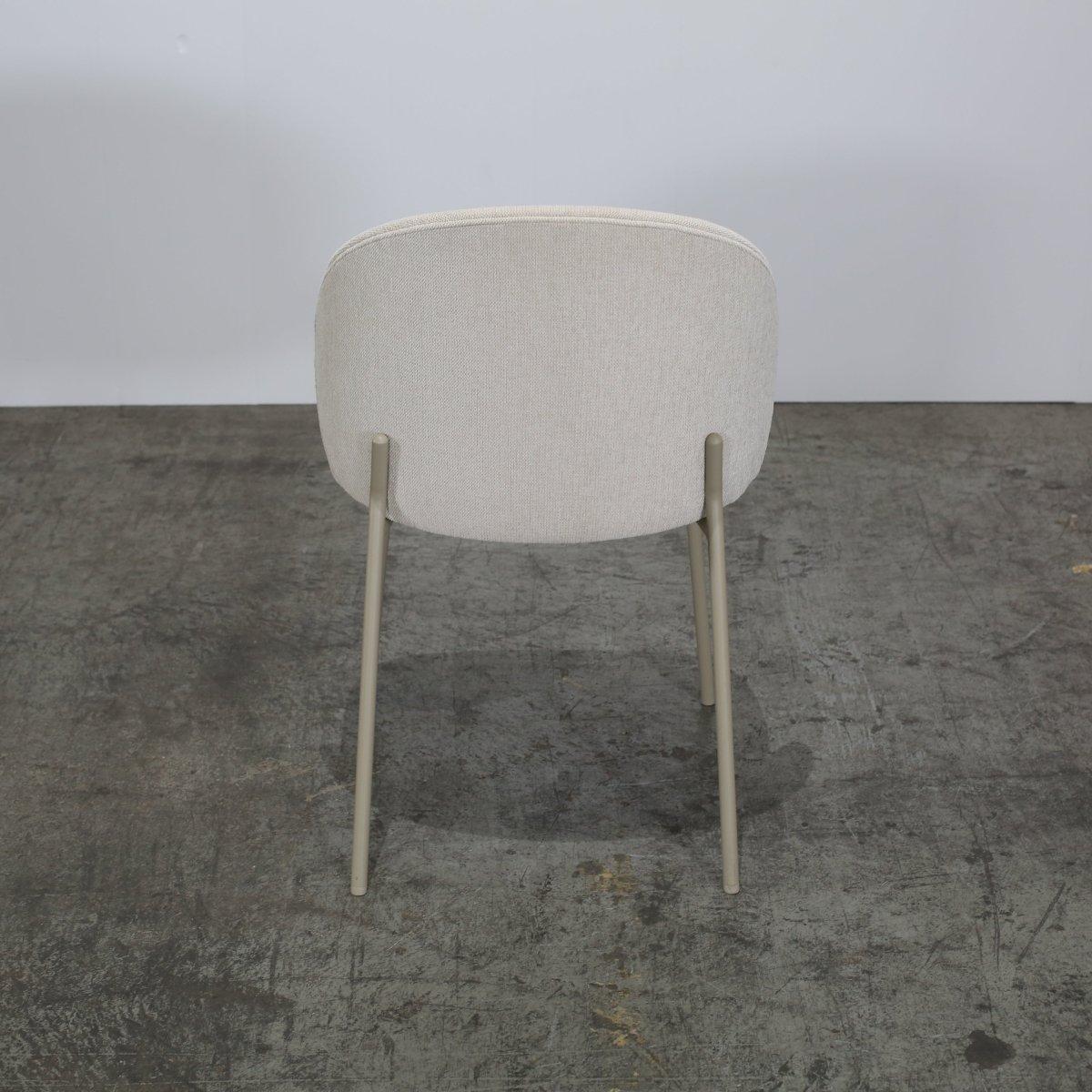 Voici l'élégante et sophistiquée chaise de salle à manger Princeton de BoConcept. Fabriquée avec une attention particulière aux détails, cette chaise respire le luxe et le style. Le design épuré et moderne présente un dossier incurvé et une assise