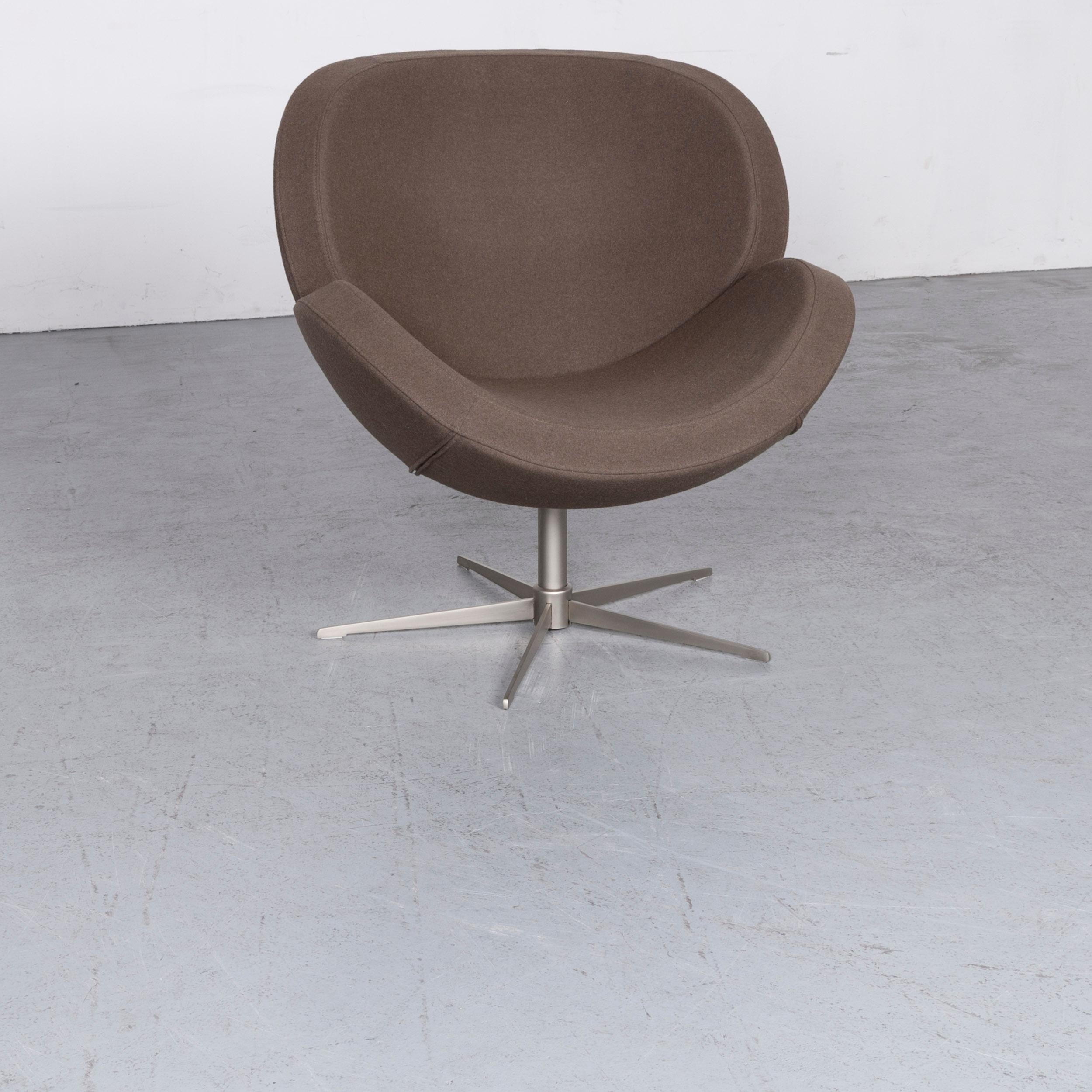 Nous vous présentons un ensemble de fauteuils et de poufs en tissu design BoConcept shelly brown.