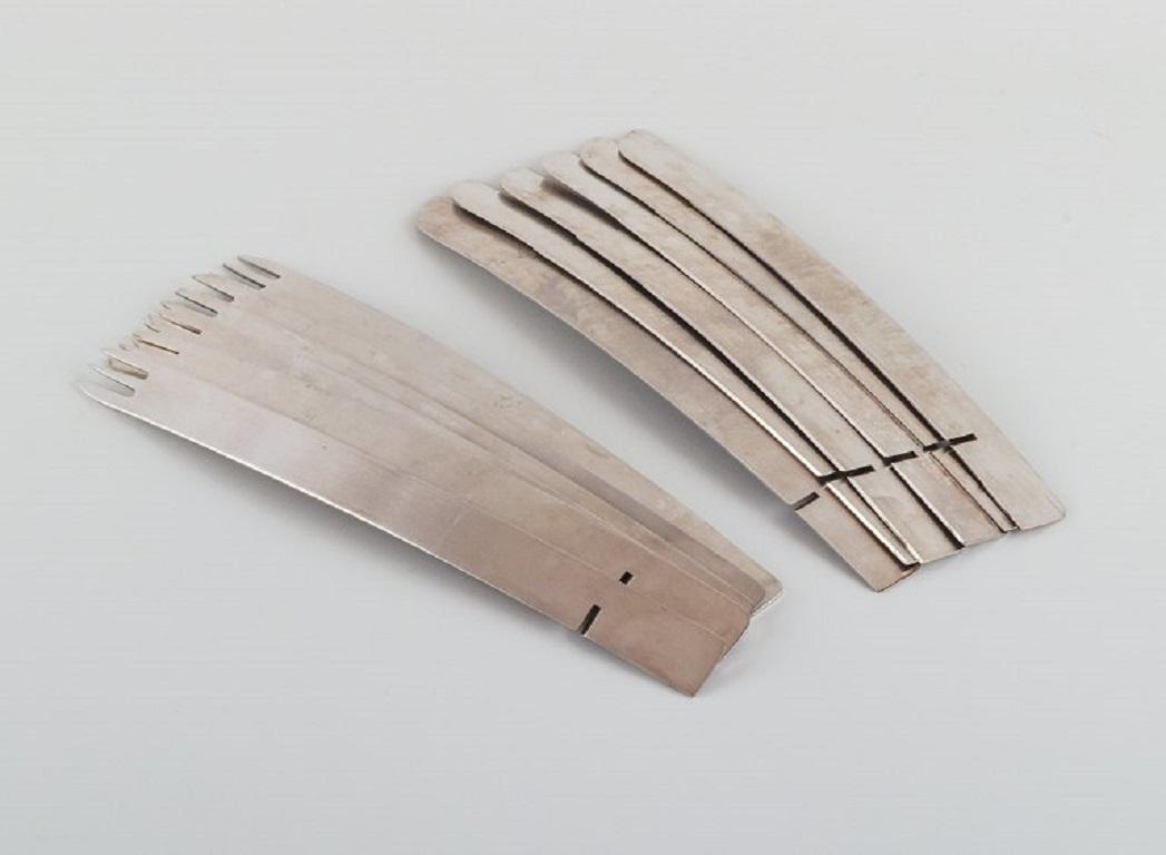 Boda Nova, Sweden. 
Modernist cutlery for six people in stainless steel, consisting of six dinner knives and six dinner forks.
Approx. 2000.
Marked.
In excellent condition.
L 21.0 x W 2.0 cm.
 