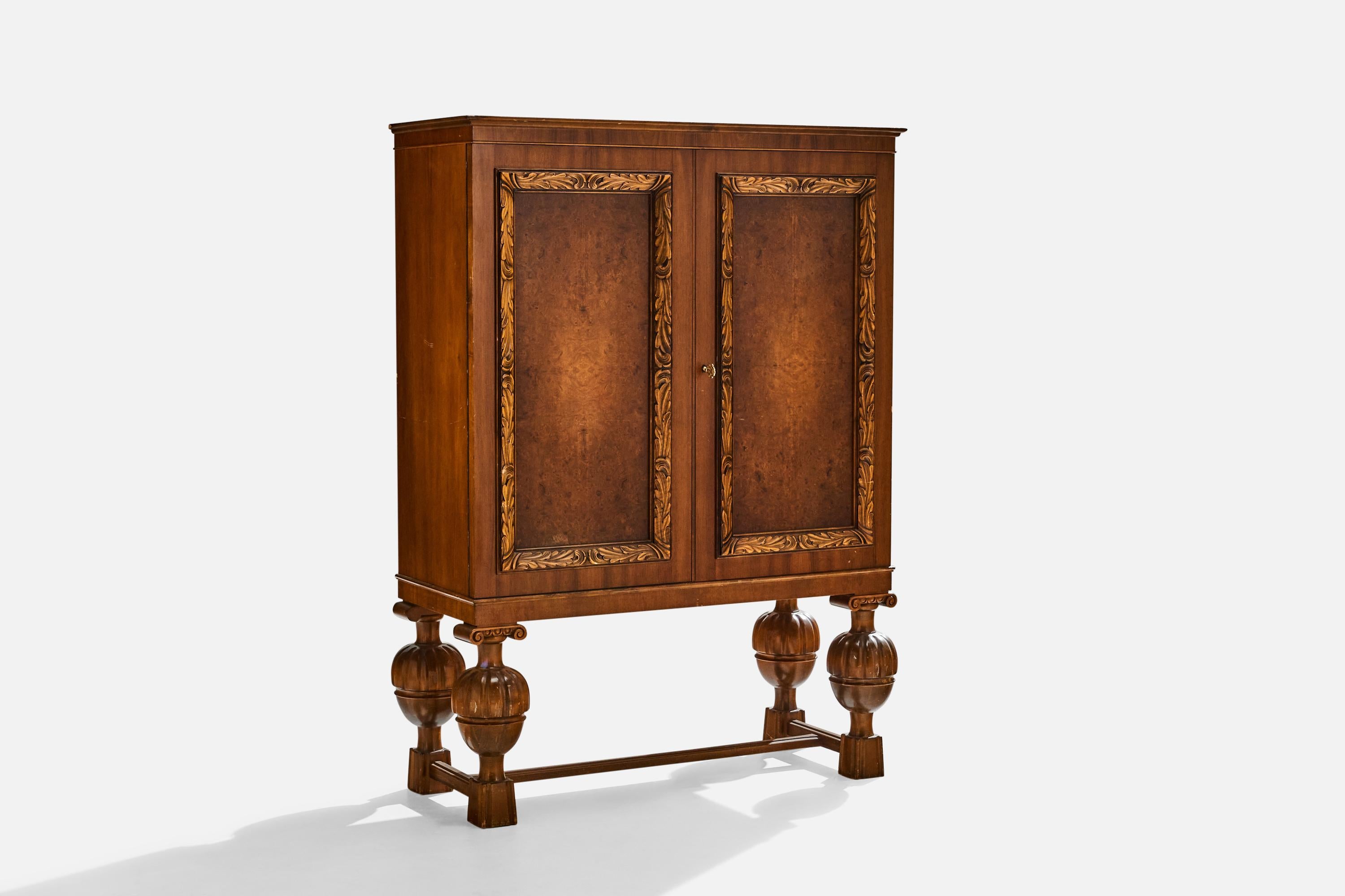 Armario de madera con puertas de abedul fabricado por Bodafors, Suecia, c. 1930.
