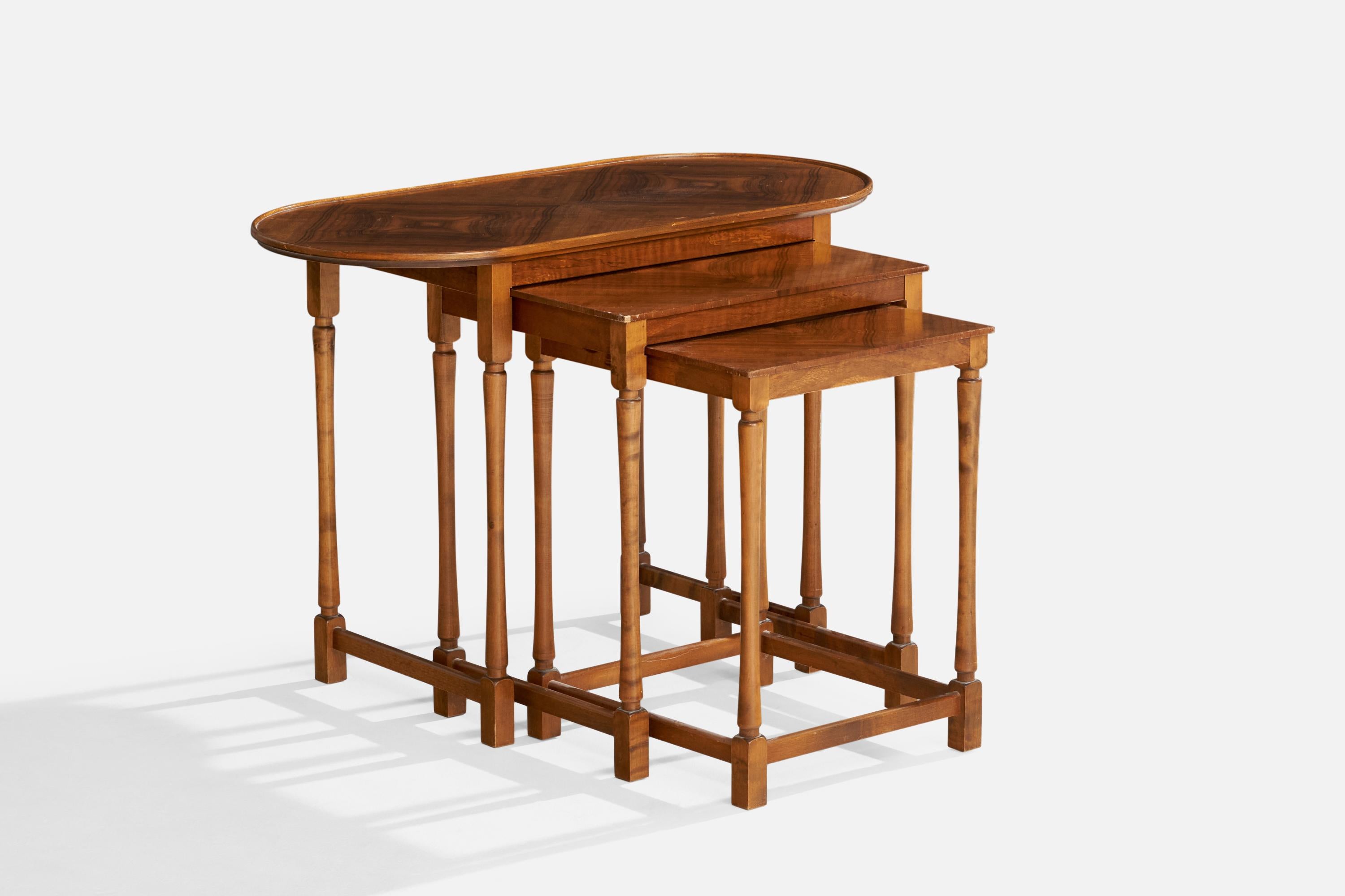 Ein Satz von drei hölzernen Nist- oder Beistelltischen, hergestellt von Bodafors, Schweden, ca. 1930er Jahre.

Größte Tischabmessungen: 21,2